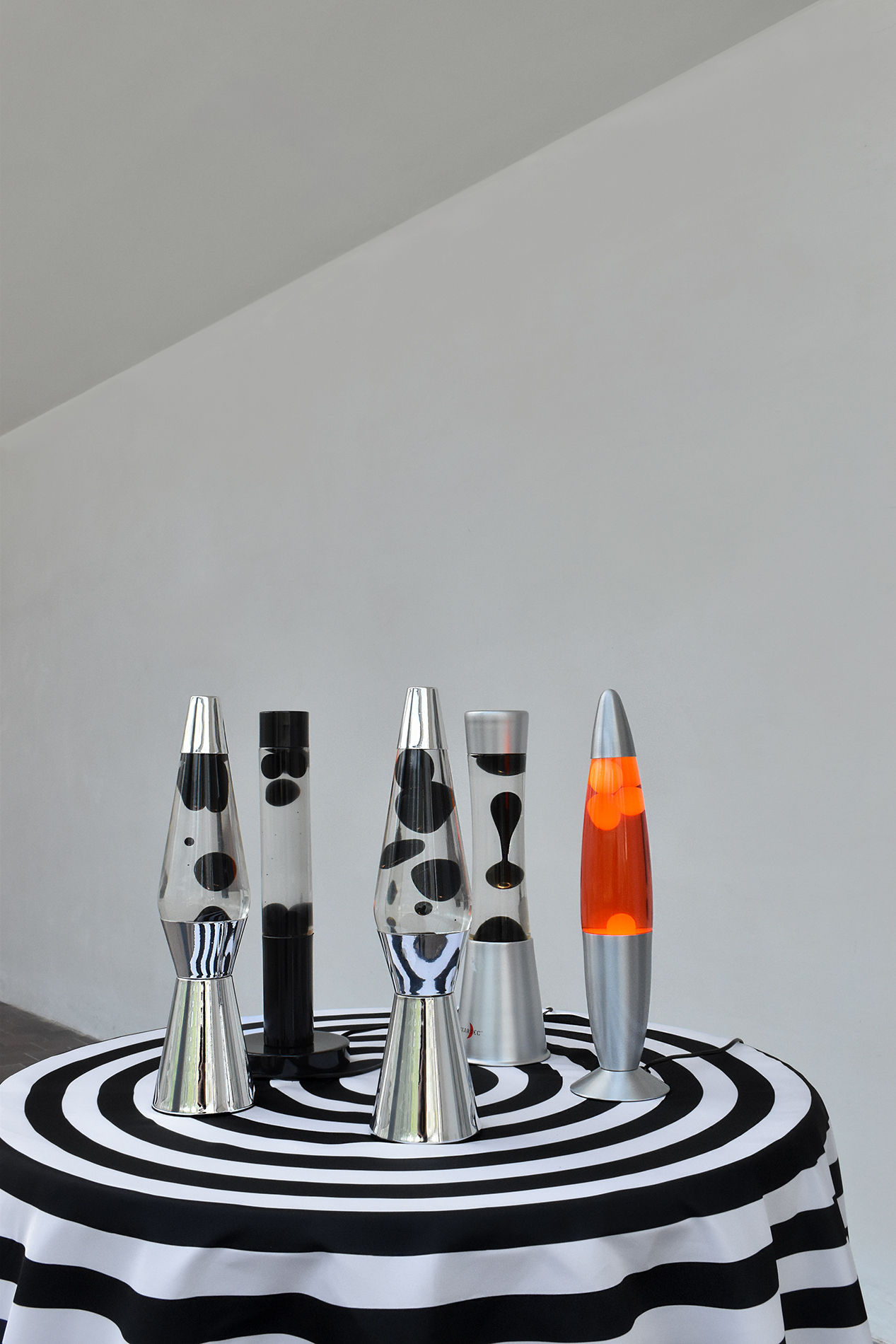 Georg Dahled: White Standing Table I, 2025 Standing table, tablecloth, lava-lamps Ca. 160 cm high, â 70 cm