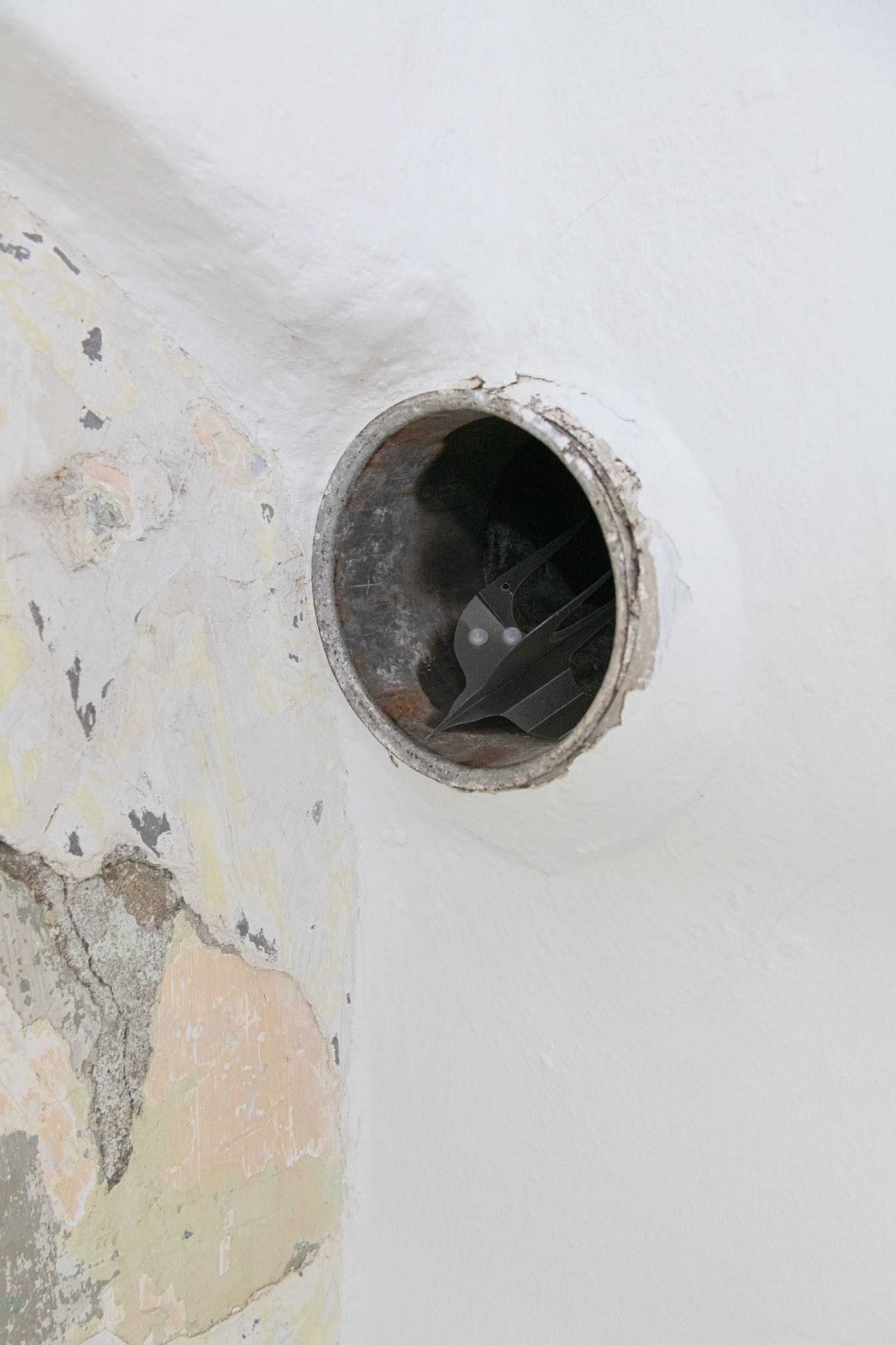 Yixuan Hu, 'ever migrate, ever escape', (“而你心中的鸟群,时时要迁徙,时时要逃避”), Plastic, Compass, 10 x 7 x 7 cm, 2025