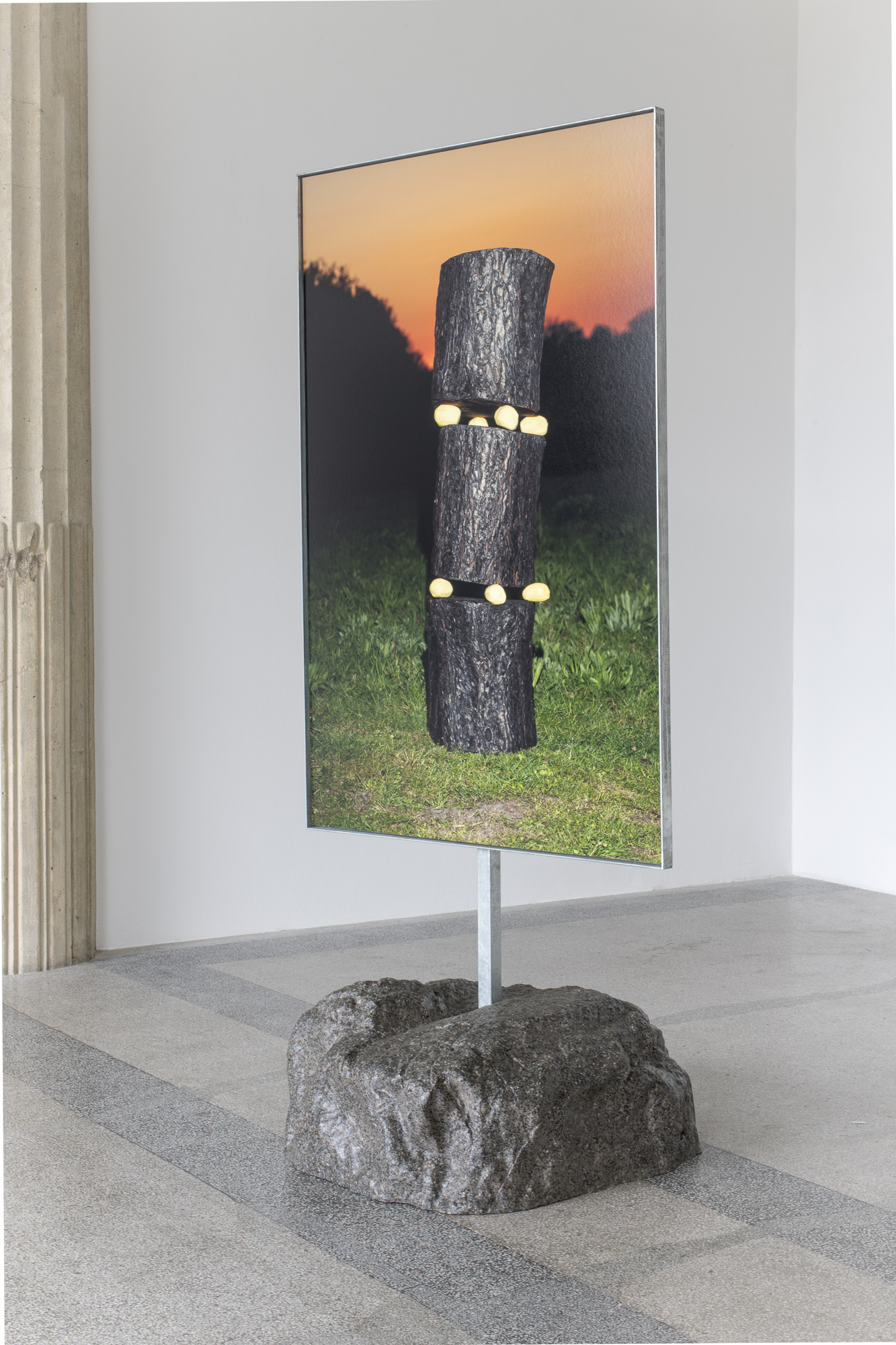 Knappe Angelegenheit, Magical Rage, 2025, 160 x 106 cm, fine art inkjet print, hot-dip galvanized steel frame, steel rod, artificial stone