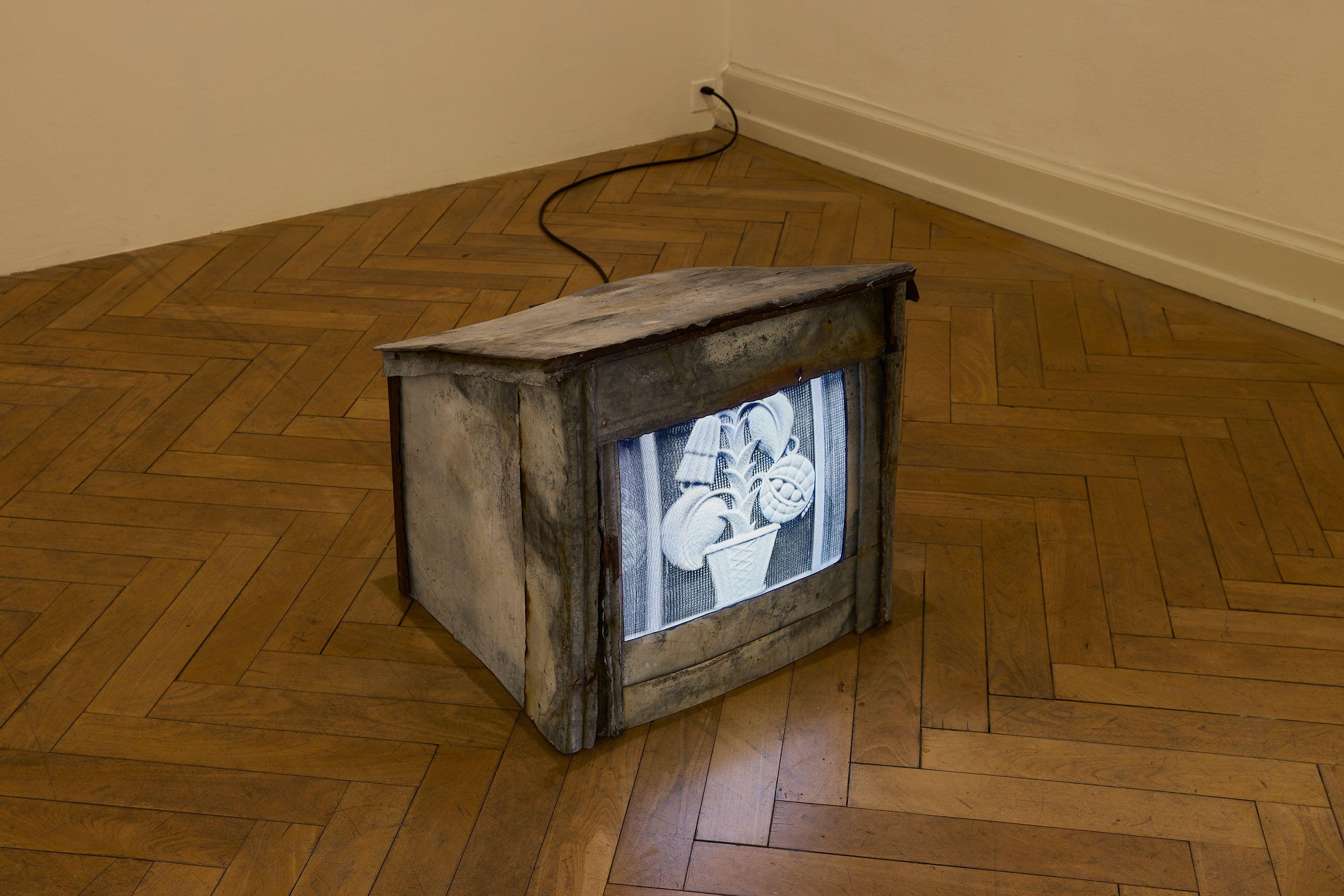 Exhibition View, Room 3, Martin Chramosta, Žlutý kopec ornament (Ornament from the Yellow Hill), 2025, Photo: Moritz Schermbach