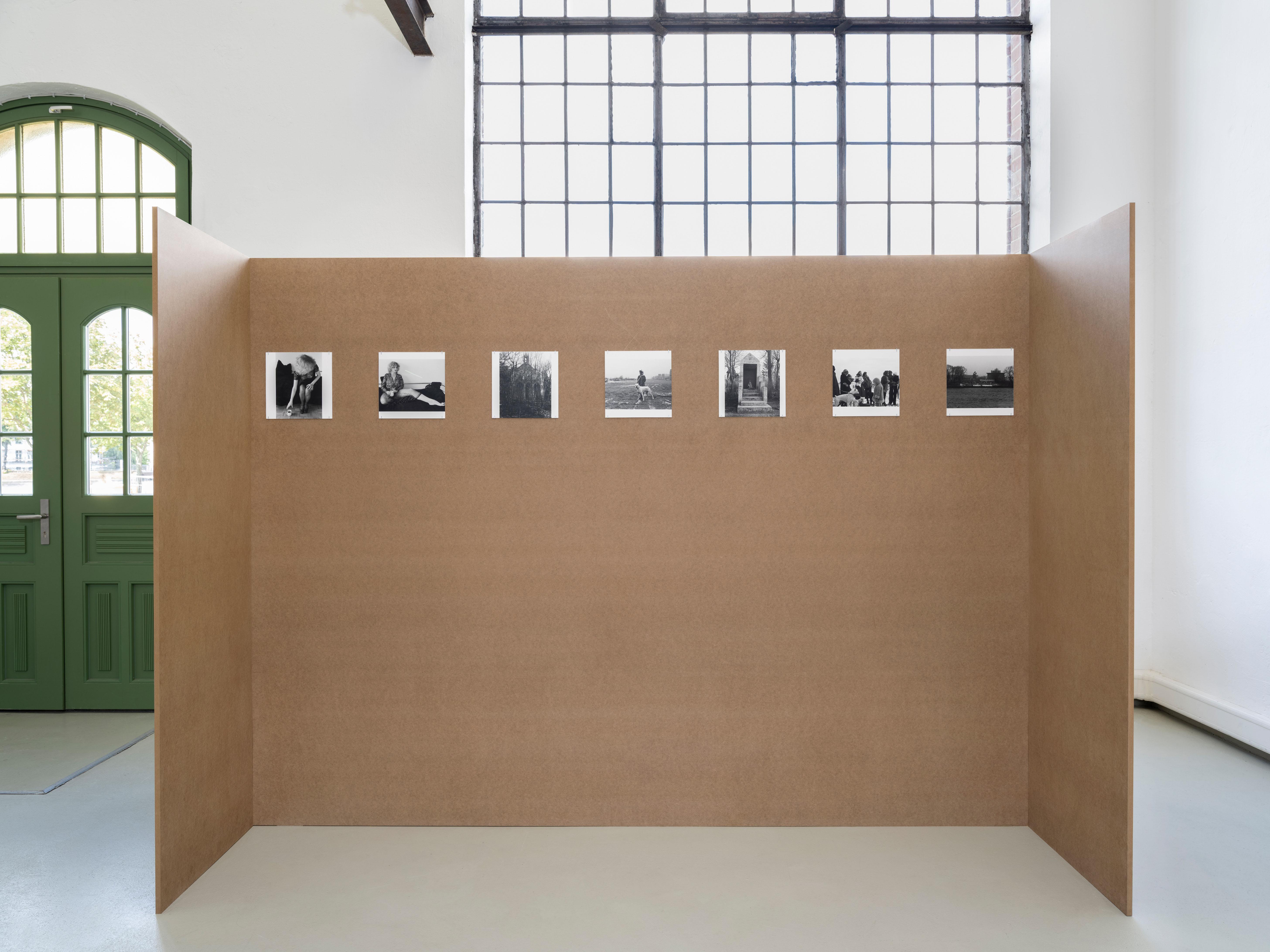 Cora Pongracz, 8 erweiterte portraits, Ausstellungsansicht / Installation view, Kunstverein fĂŒr Mecklenburg und Vorpommern in Schwerin, 2025. Courtesy: Fotosammlung OstLicht, Wien / OstLicht Collection, Vienna. Foto / Photo: Fred Dott.