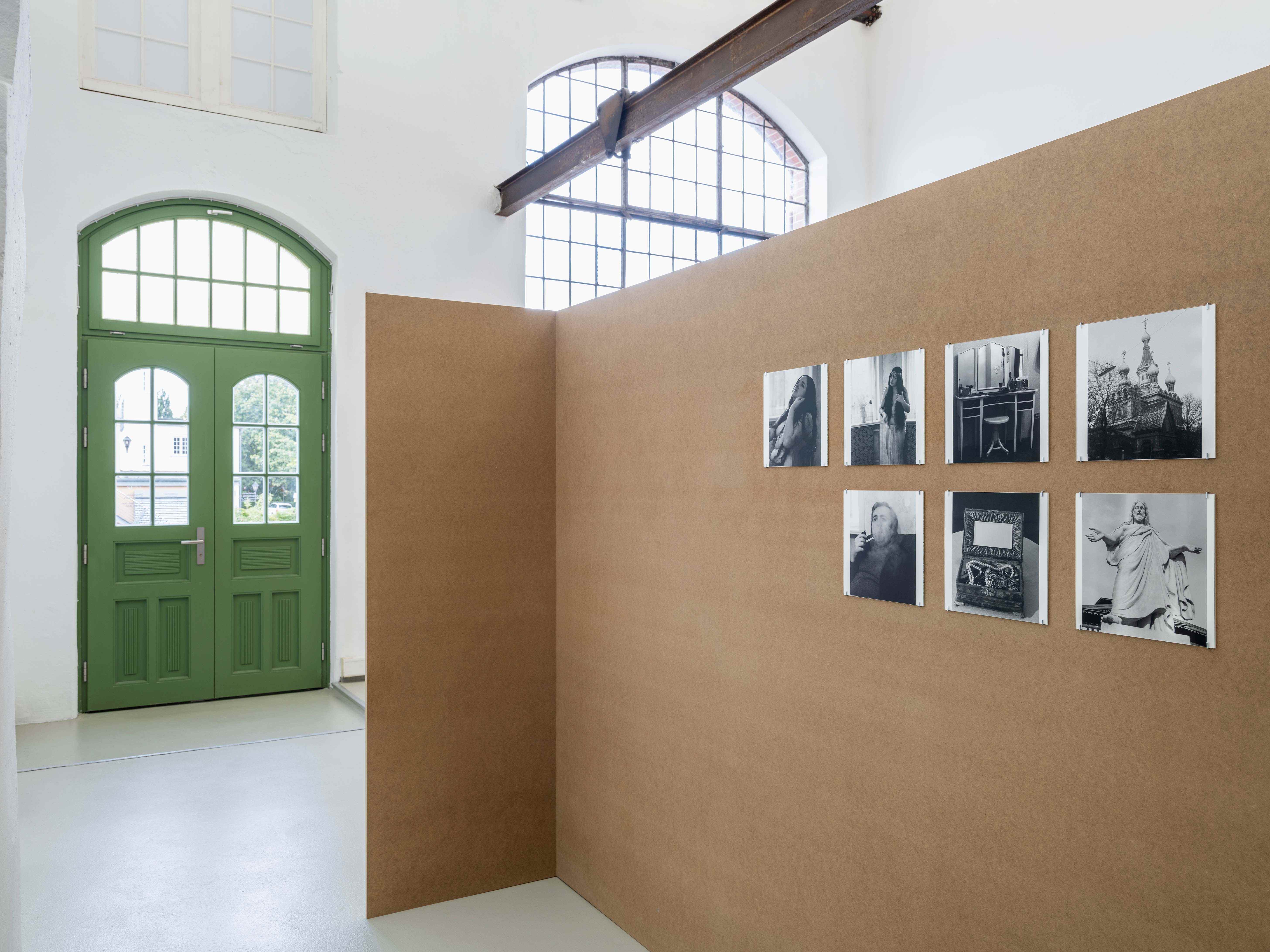 Cora Pongracz, 8 erweiterte portraits, Ausstellungsansicht / Installation view, Kunstverein fĂŒr Mecklenburg und Vorpommern in Schwerin, 2025. Courtesy: Fotosammlung OstLicht, Wien / OstLicht Collection, Vienna. Foto / Photo: Fred Dott.