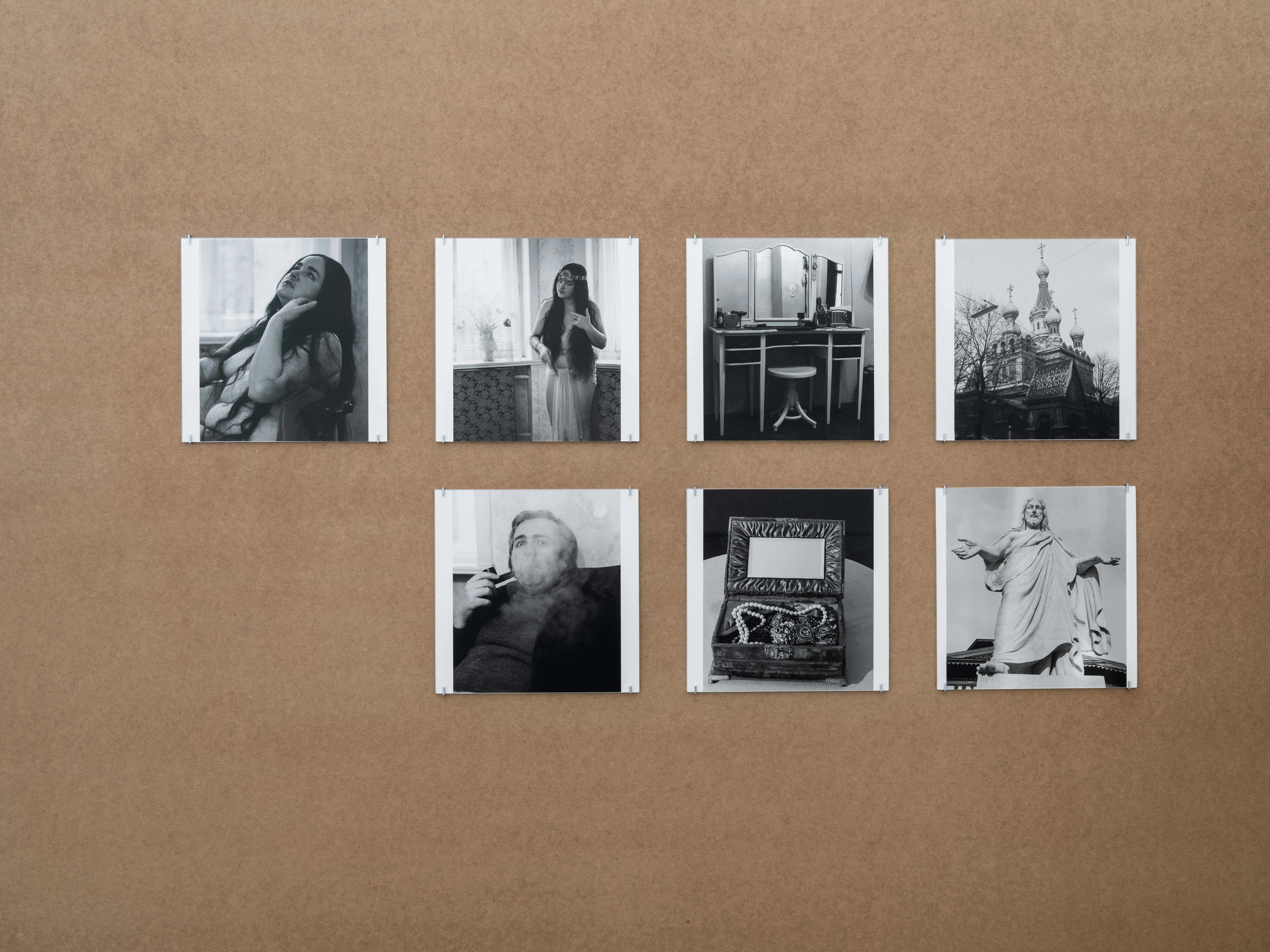 Cora Pongracz, 8 erweiterte portraits, Ausstellungsansicht / Installation view, Kunstverein für Mecklenburg und Vorpommern in Schwerin, 2025. Courtesy: Fotosammlung OstLicht, Wien / OstLicht Collection, Vienna. Foto / Photo: Fred Dott.