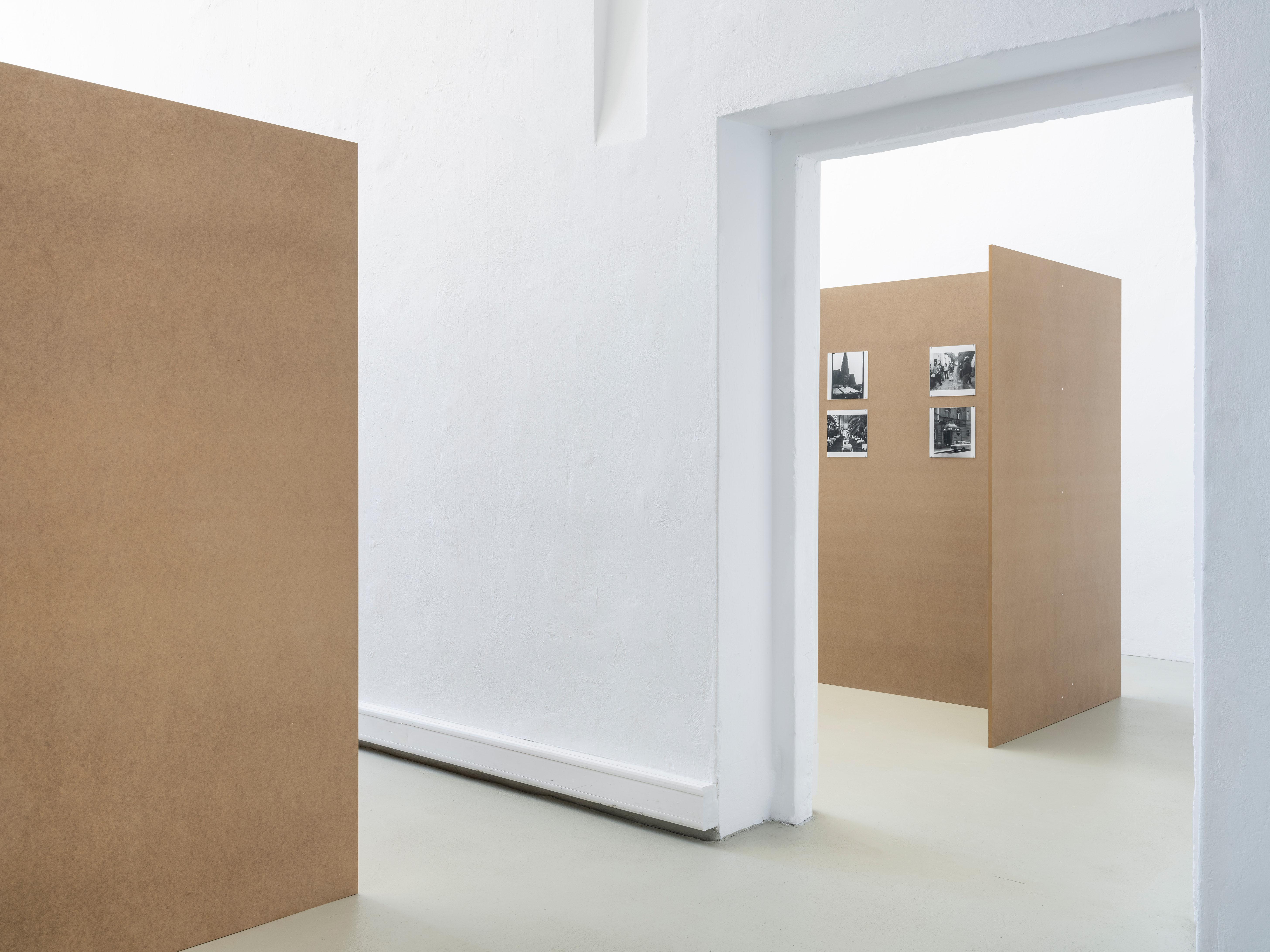 Cora Pongracz, 8 erweiterte portraits, Ausstellungsansicht / Installation view, Kunstverein fĂŒr Mecklenburg und Vorpommern in Schwerin, 2025. Courtesy: Fotosammlung OstLicht, Wien / OstLicht Collection, Vienna. Foto / Photo: Fred Dott.