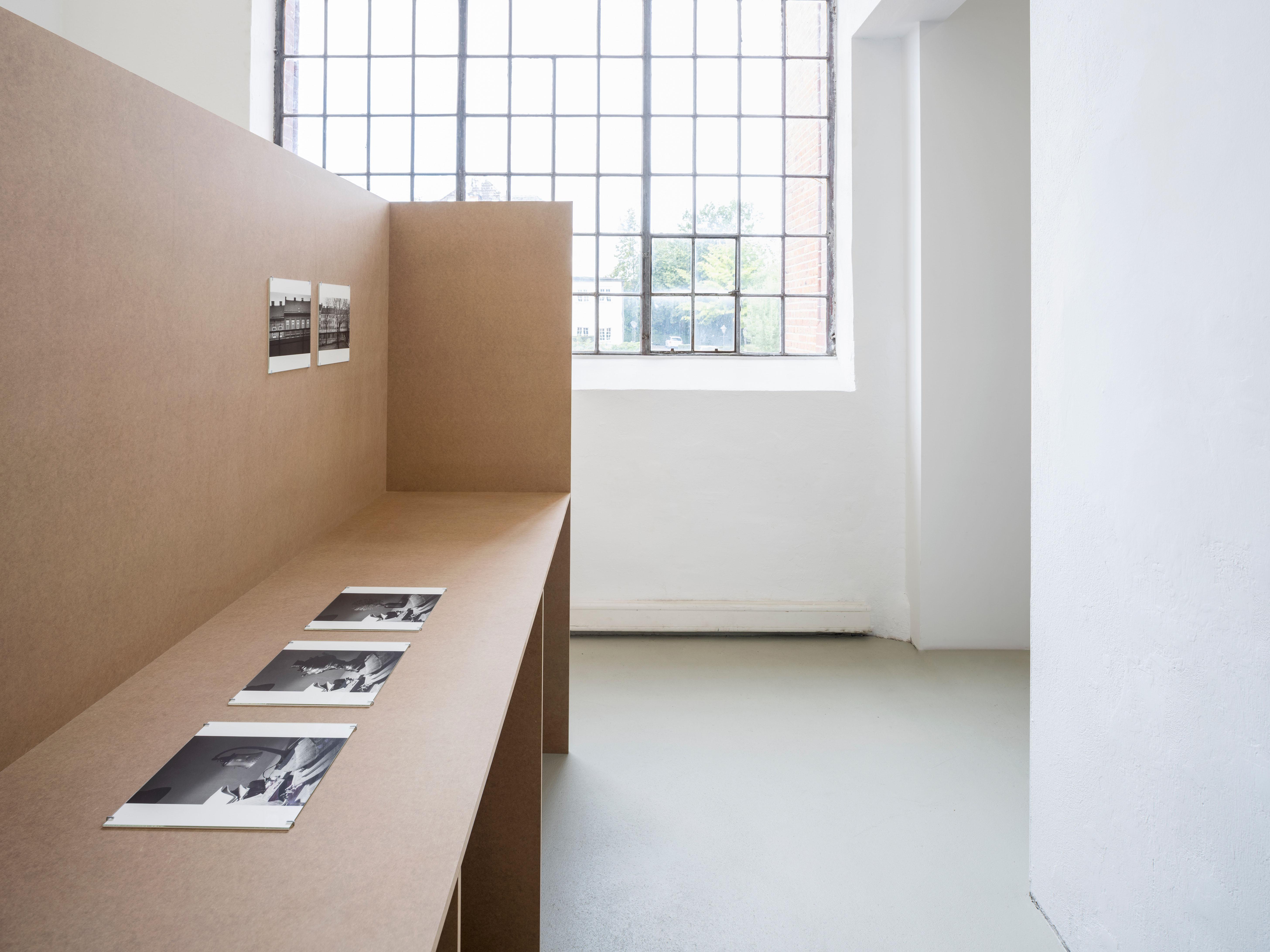 Cora Pongracz, 8 erweiterte portraits, Ausstellungsansicht / Installation view, Kunstverein für Mecklenburg und Vorpommern in Schwerin, 2025. Courtesy: Fotosammlung OstLicht, Wien / OstLicht Collection, Vienna. Foto / Photo: Fred Dott.