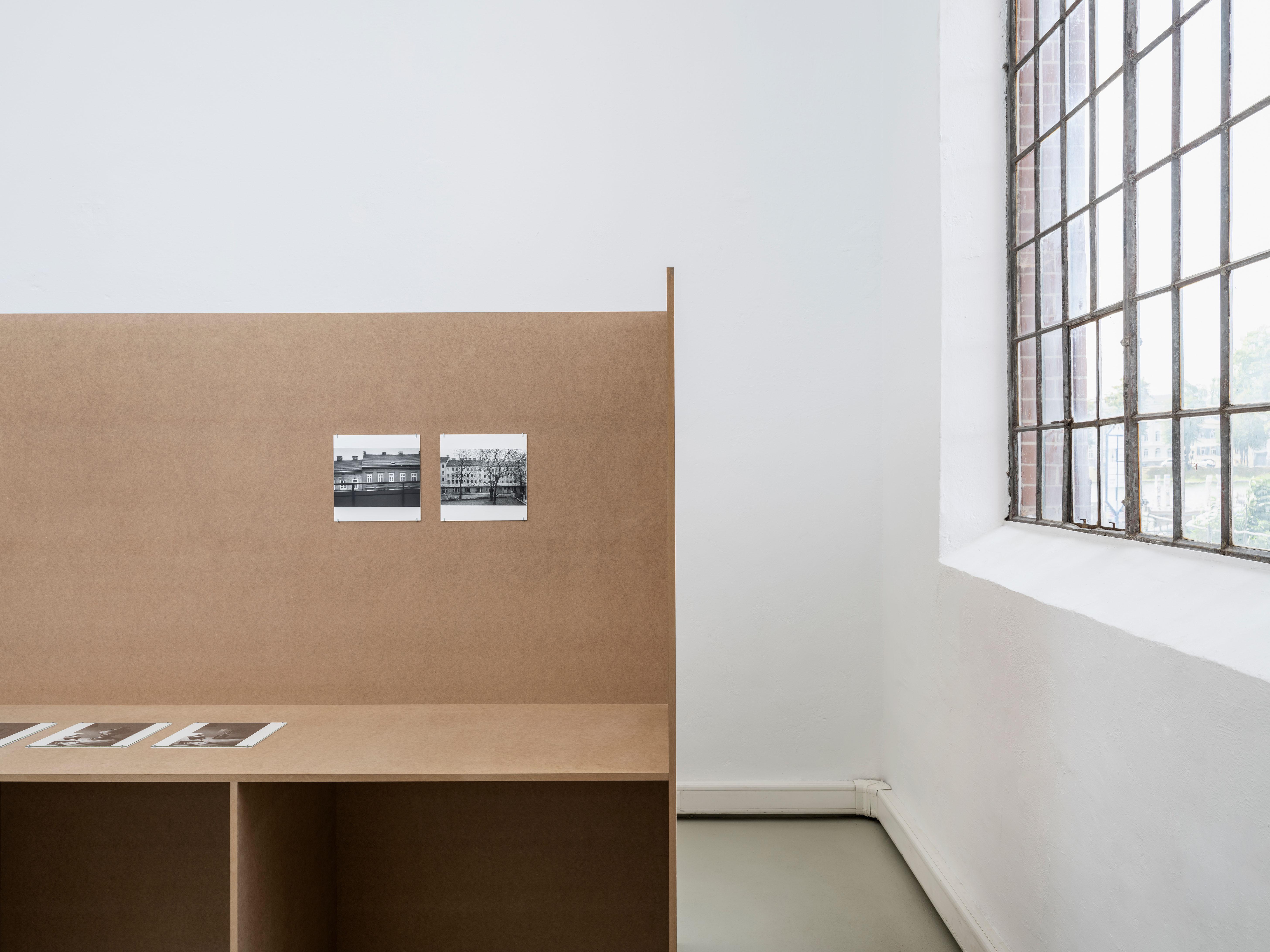 Cora Pongracz, 8 erweiterte portraits, Ausstellungsansicht / Installation view, Kunstverein fĂŒr Mecklenburg und Vorpommern in Schwerin, 2025. Courtesy: Fotosammlung OstLicht, Wien / OstLicht Collection, Vienna. Foto / Photo: Fred Dott.
