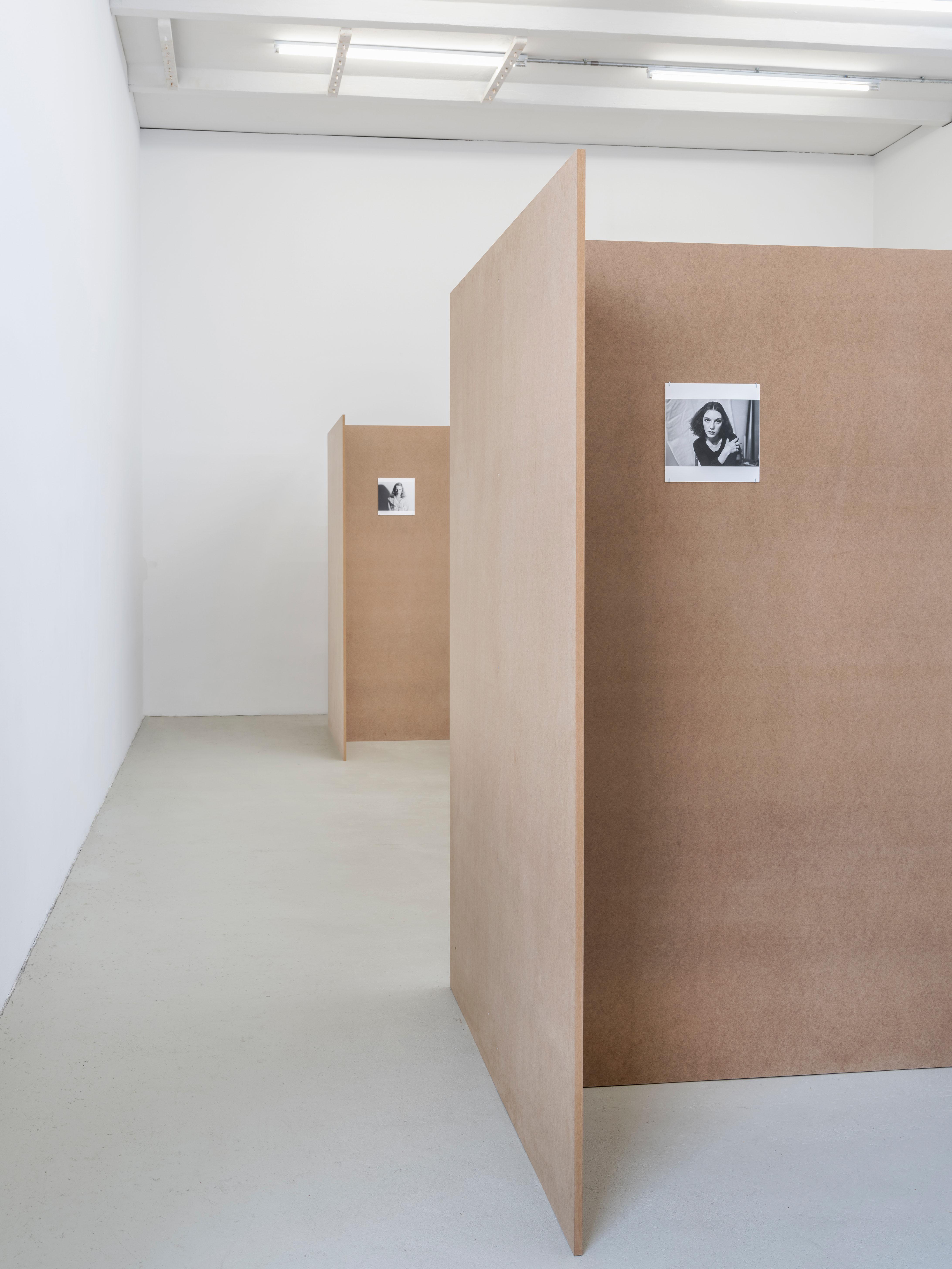 Cora Pongracz, 8 erweiterte portraits, Ausstellungsansicht / Installation view, Kunstverein fĂŒr Mecklenburg und Vorpommern in Schwerin, 2025. Courtesy: Fotosammlung OstLicht, Wien / OstLicht Collection, Vienna. Foto / Photo: Fred Dott.