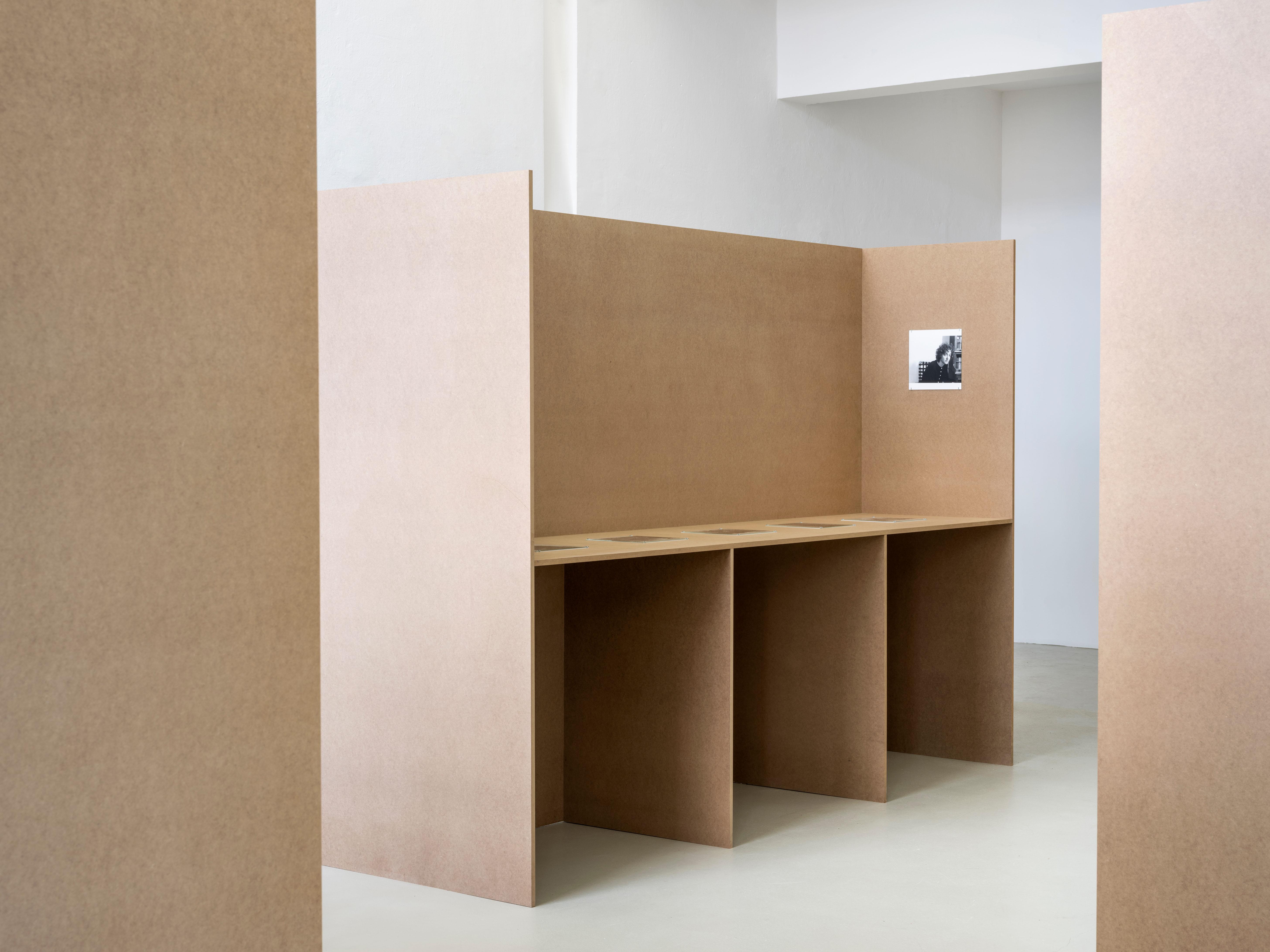 Cora Pongracz, 8 erweiterte portraits, Ausstellungsansicht / Installation view, Kunstverein für Mecklenburg und Vorpommern in Schwerin, 2025. Courtesy: Fotosammlung OstLicht, Wien / OstLicht Collection, Vienna. Foto / Photo: Fred Dott.