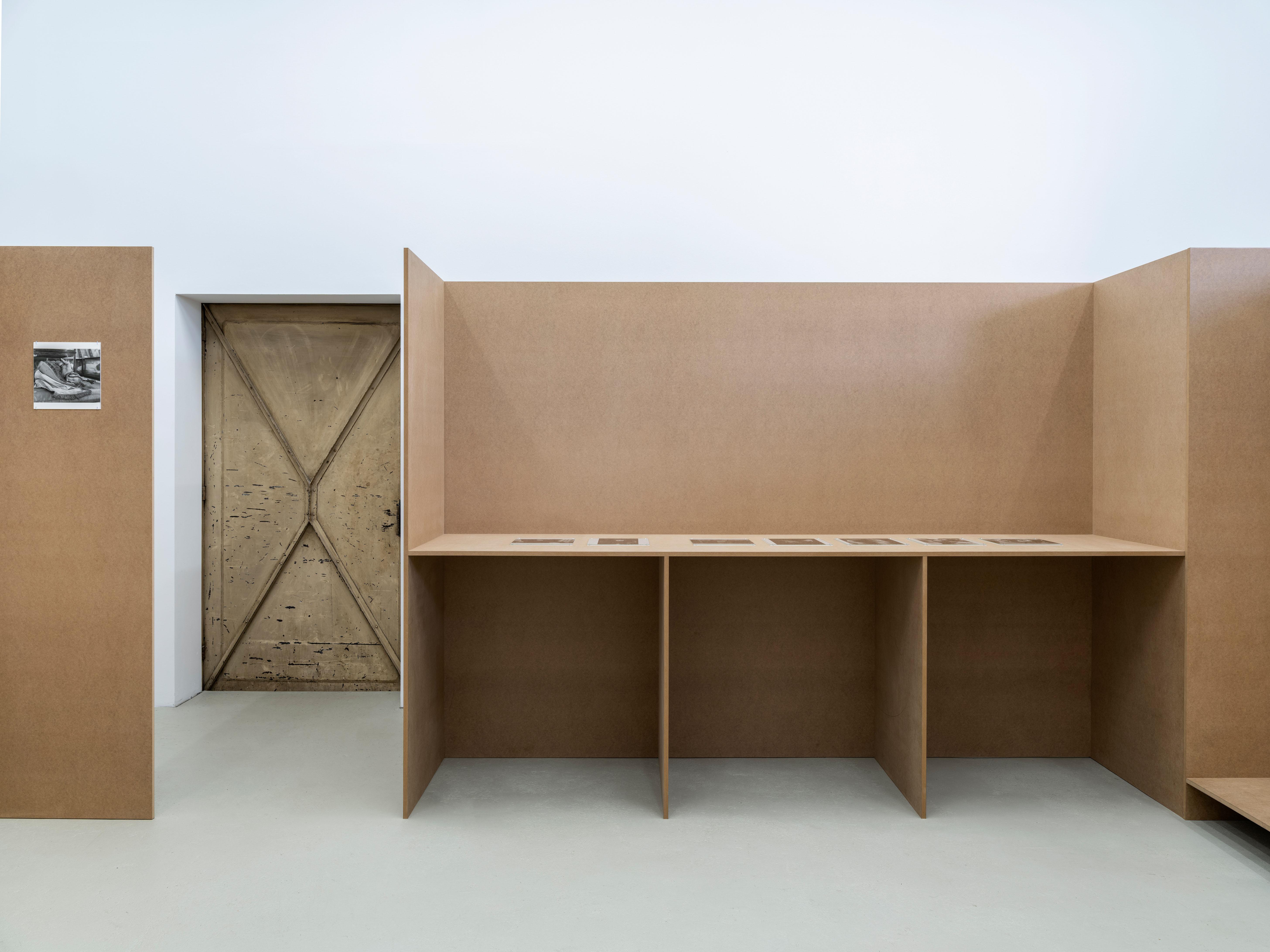 Cora Pongracz, 8 erweiterte portraits, Ausstellungsansicht / Installation view, Kunstverein fĂŒr Mecklenburg und Vorpommern in Schwerin, 2025. Courtesy: Fotosammlung OstLicht, Wien / OstLicht Collection, Vienna. Foto / Photo: Fred Dott.