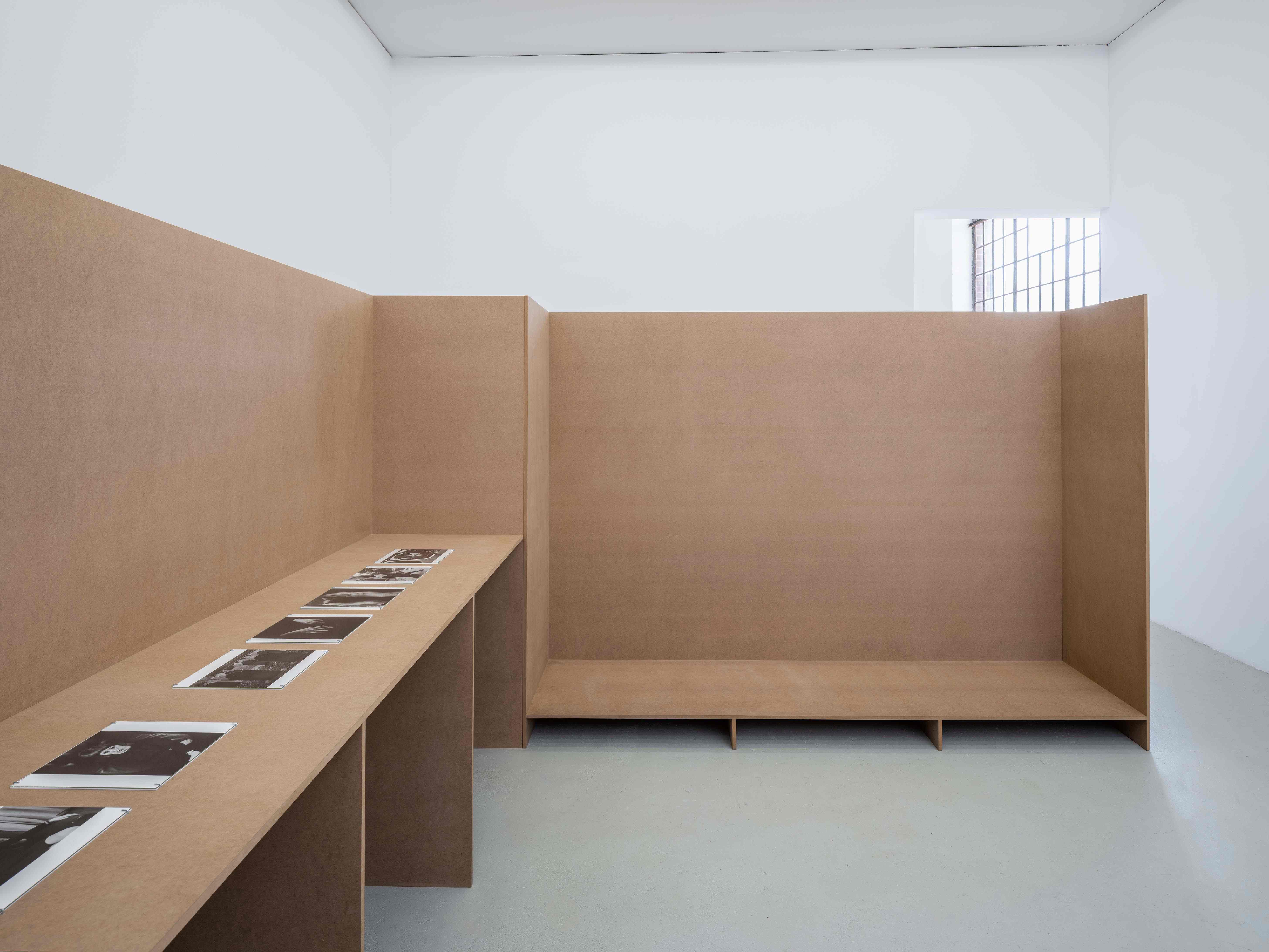 Cora Pongracz, 8 erweiterte portraits, Ausstellungsansicht / Installation view, Kunstverein fĂŒr Mecklenburg und Vorpommern in Schwerin, 2025. Courtesy: Fotosammlung OstLicht, Wien / OstLicht Collection, Vienna. Foto / Photo: Fred Dott.