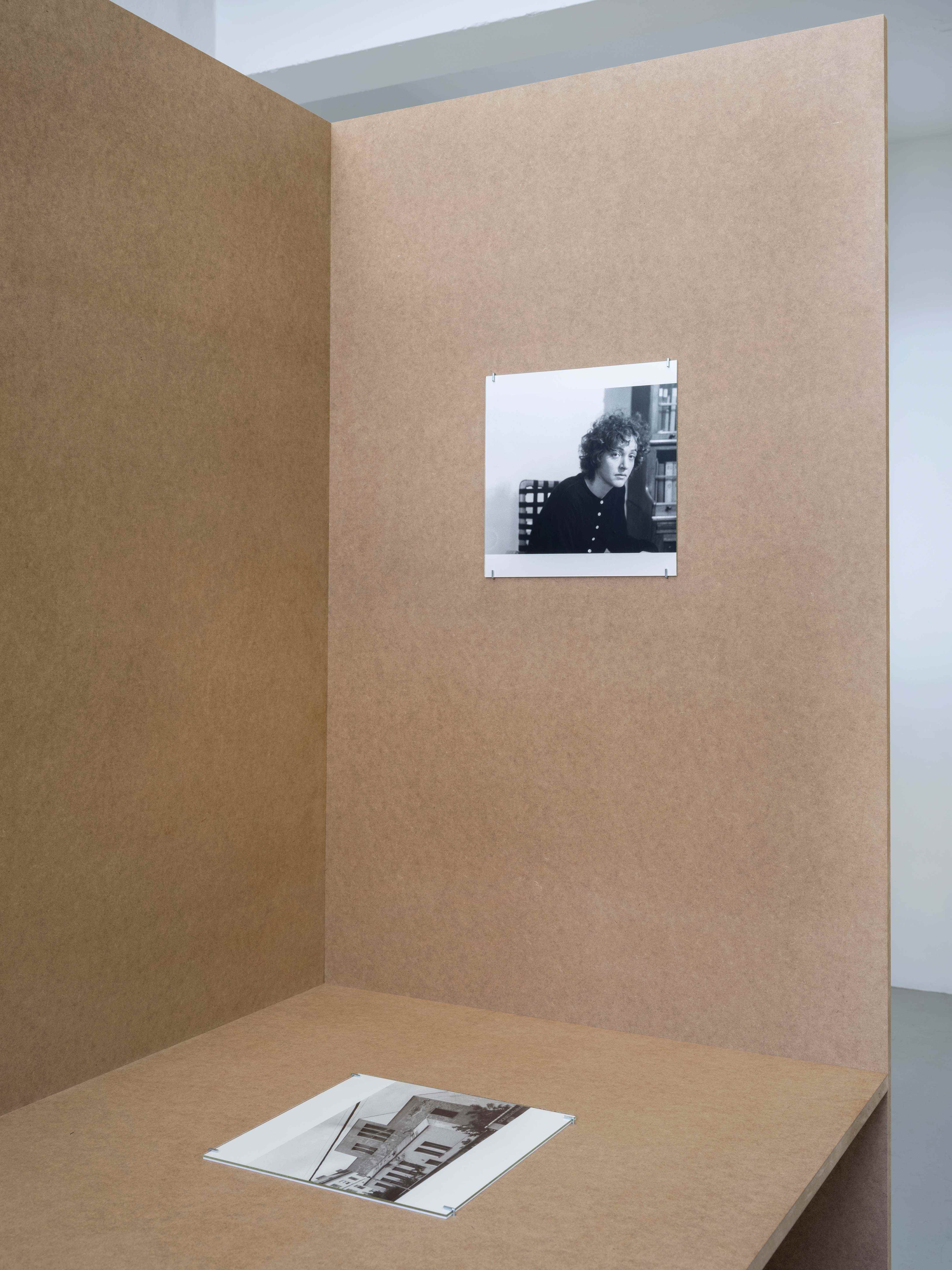 Cora Pongracz, 8 erweiterte portraits, Ausstellungsansicht / Installation view, Kunstverein fĂŒr Mecklenburg und Vorpommern in Schwerin, 2025. Courtesy: Fotosammlung OstLicht, Wien / OstLicht Collection, Vienna. Foto / Photo: Fred Dott.