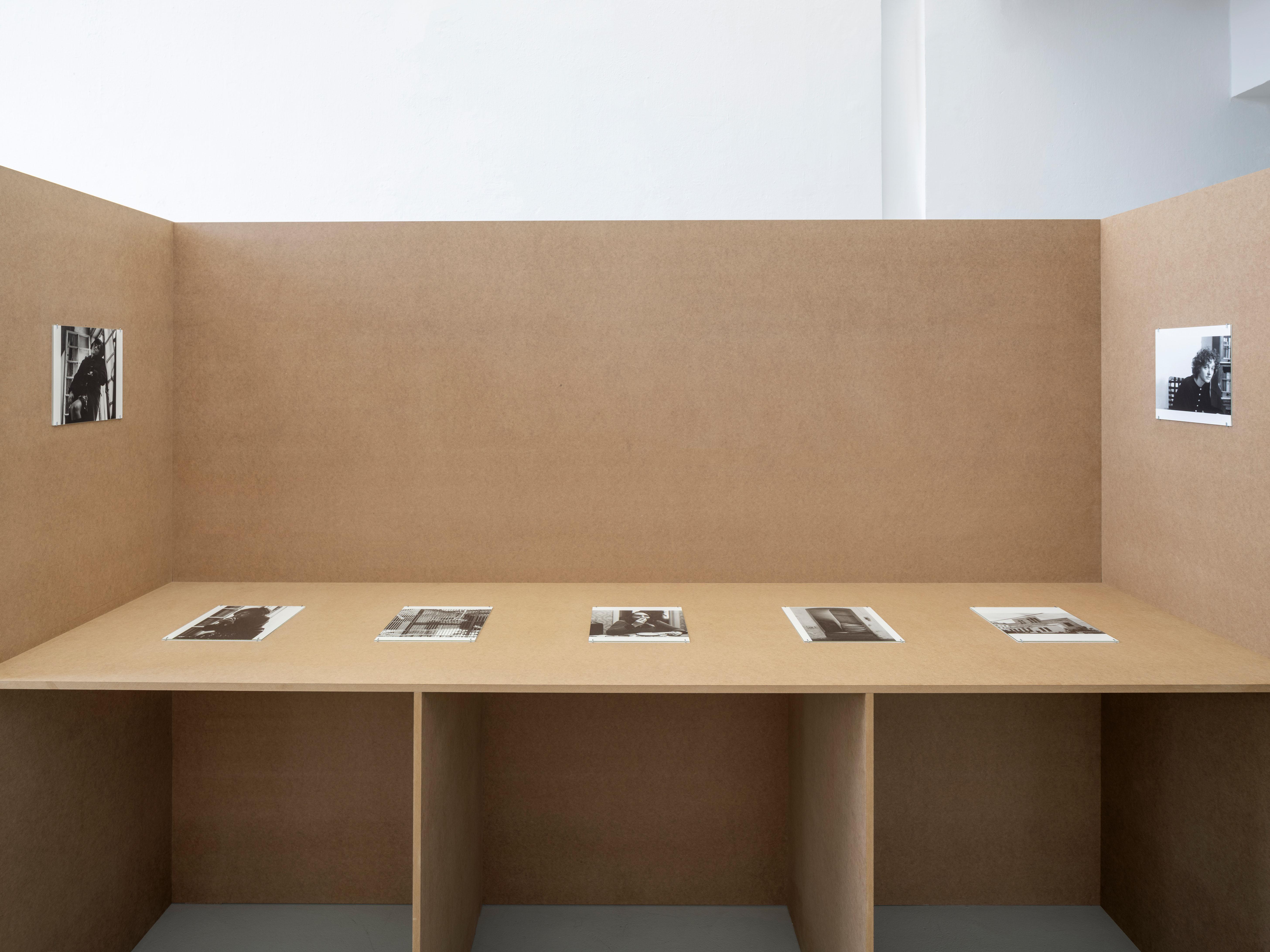 Cora Pongracz, 8 erweiterte portraits, Ausstellungsansicht / Installation view, Kunstverein fĂŒr Mecklenburg und Vorpommern in Schwerin, 2025. Courtesy: Fotosammlung OstLicht, Wien / OstLicht Collection, Vienna. Foto / Photo: Fred Dott.