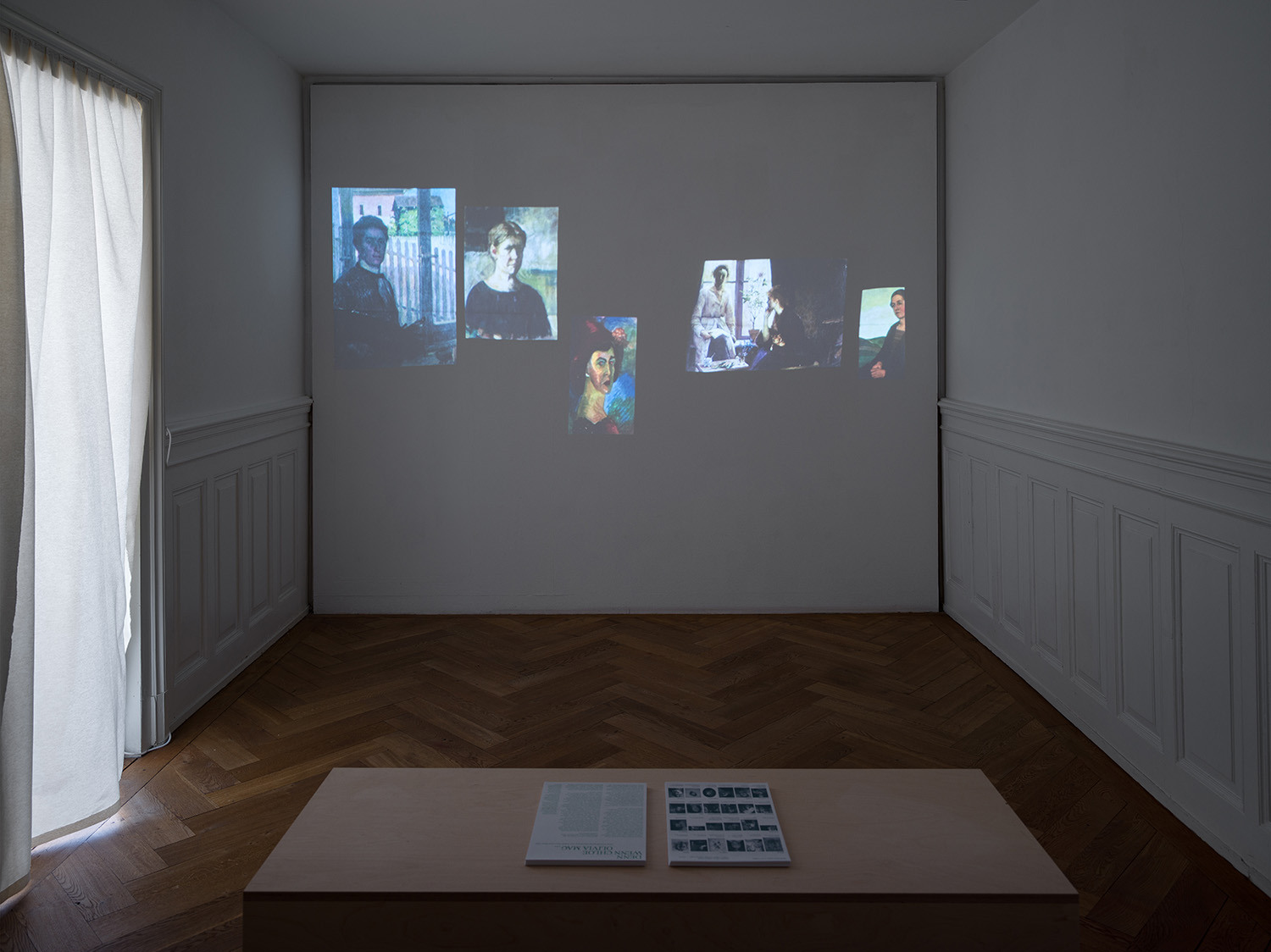 Marilin Brun und Mara Züst, Denn wenn Chloe Olivia mag..., 2022. Ausstellungsansicht Kunsthaus Langenthal. Foto: Cedric Mussano, Kunsthaus Langenthal. Courtesy: die Künstlerinnen.