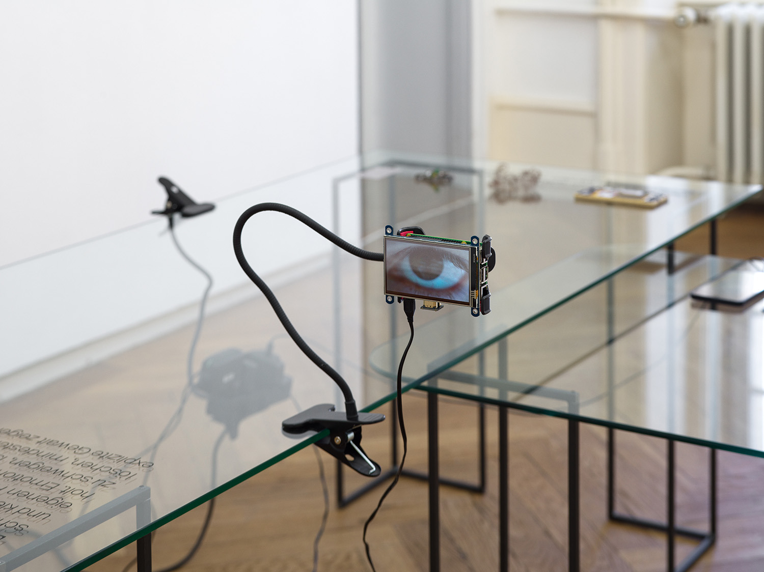 Daniela Brugger, muddy codes & soft infrastructures (Version Langenthal), 2025. Ausstellungsansicht Kunsthaus Langenthal. Foto: Cedric Mussano, Kunsthaus Langenthal. Courtesy: die Künstlerin.
