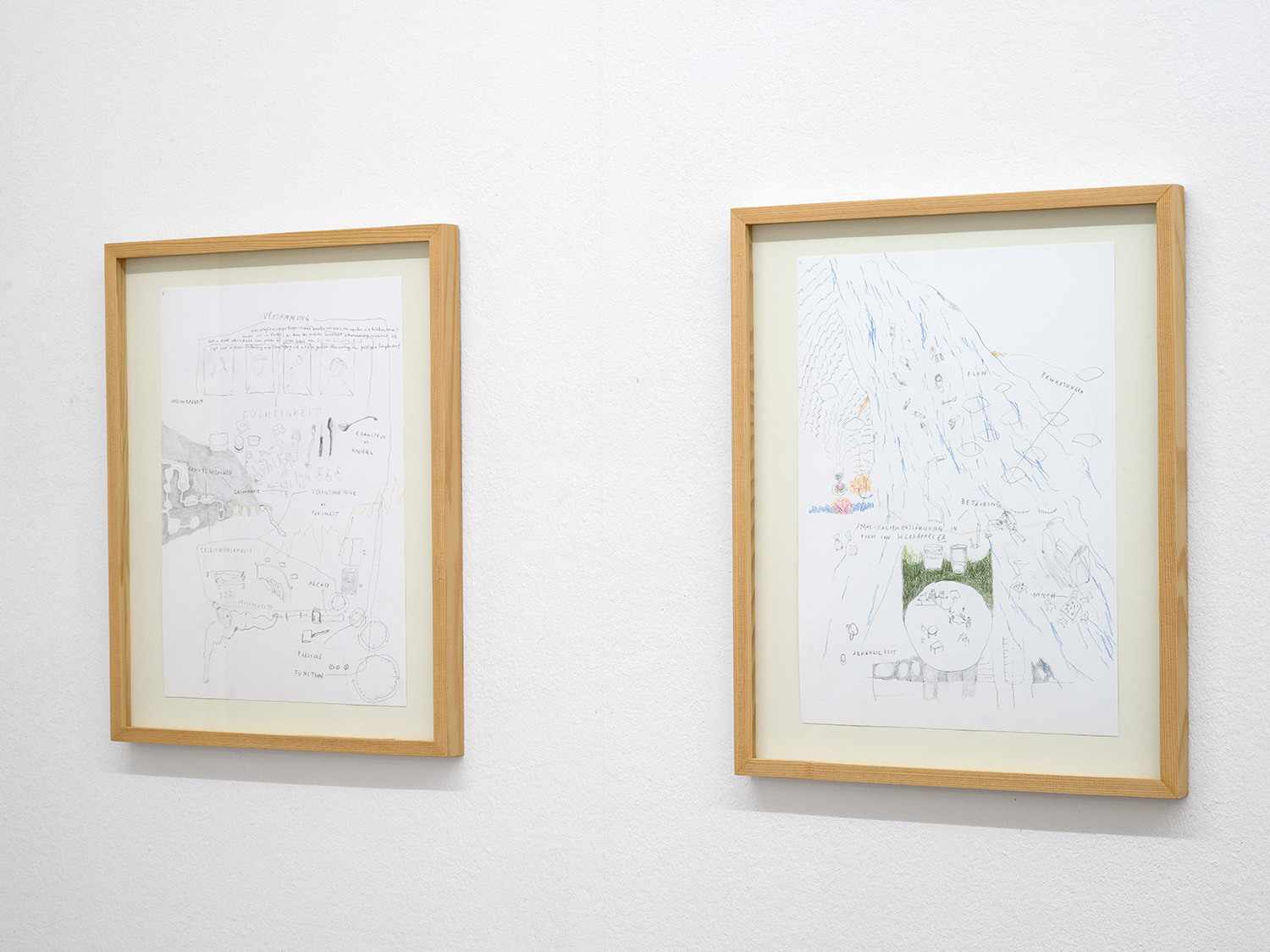 Olivia Abächerli, Warum braucht es Tüchtigkeit? 2025; Wie viel möchte ich trinken?, 2025. Ausstellungsansicht Kunsthaus Langenthal. Foto: Cedric Mussano, Kunsthaus Langenthal. Courtesy: die Künstlerin.