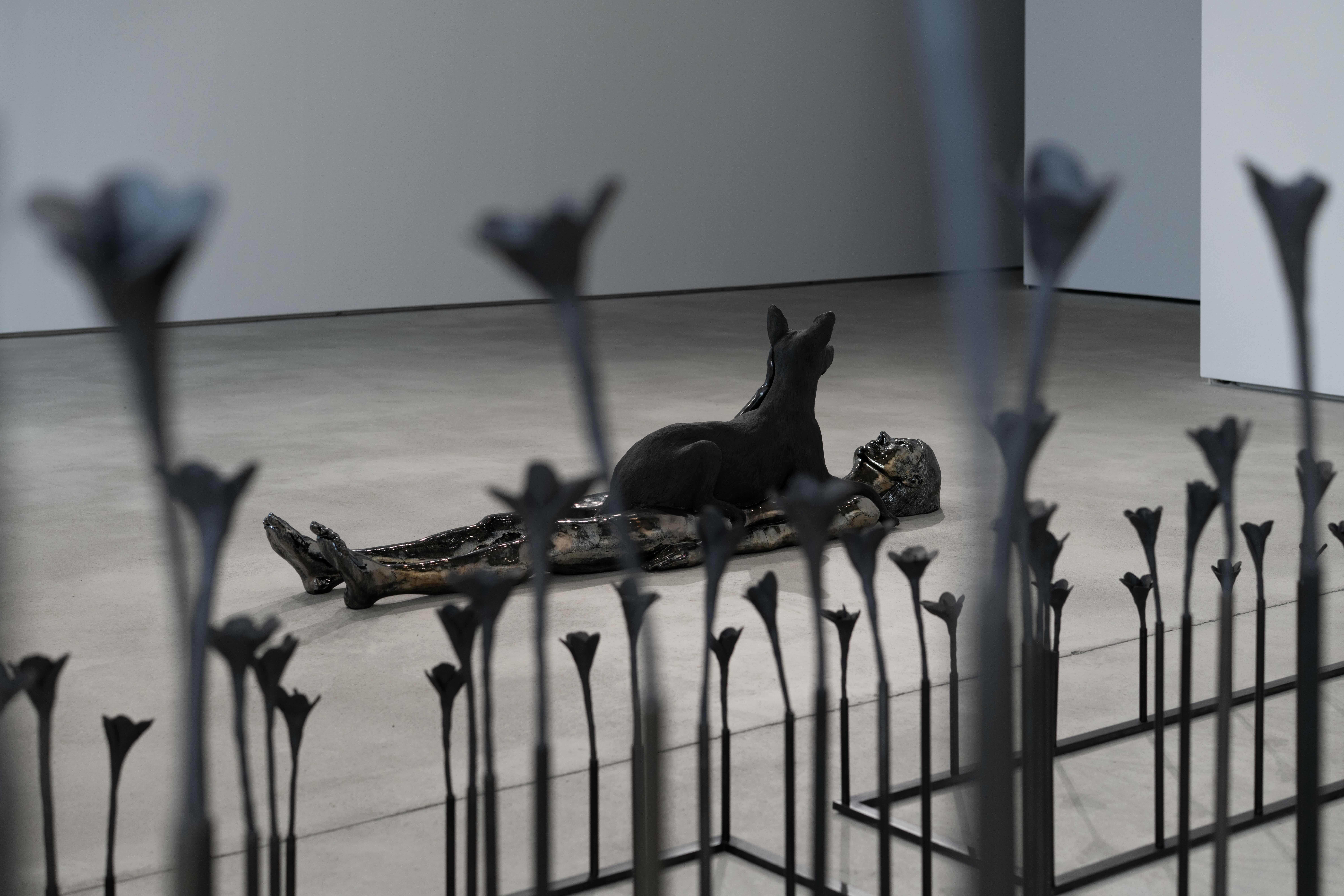 Elizabeth Jaeger, Resent the Sky, 2025. Blackened steel, ceramic. Installation view. Courtesy of the artist and Klemmâs, Berlin. Photo Joanna Wilk