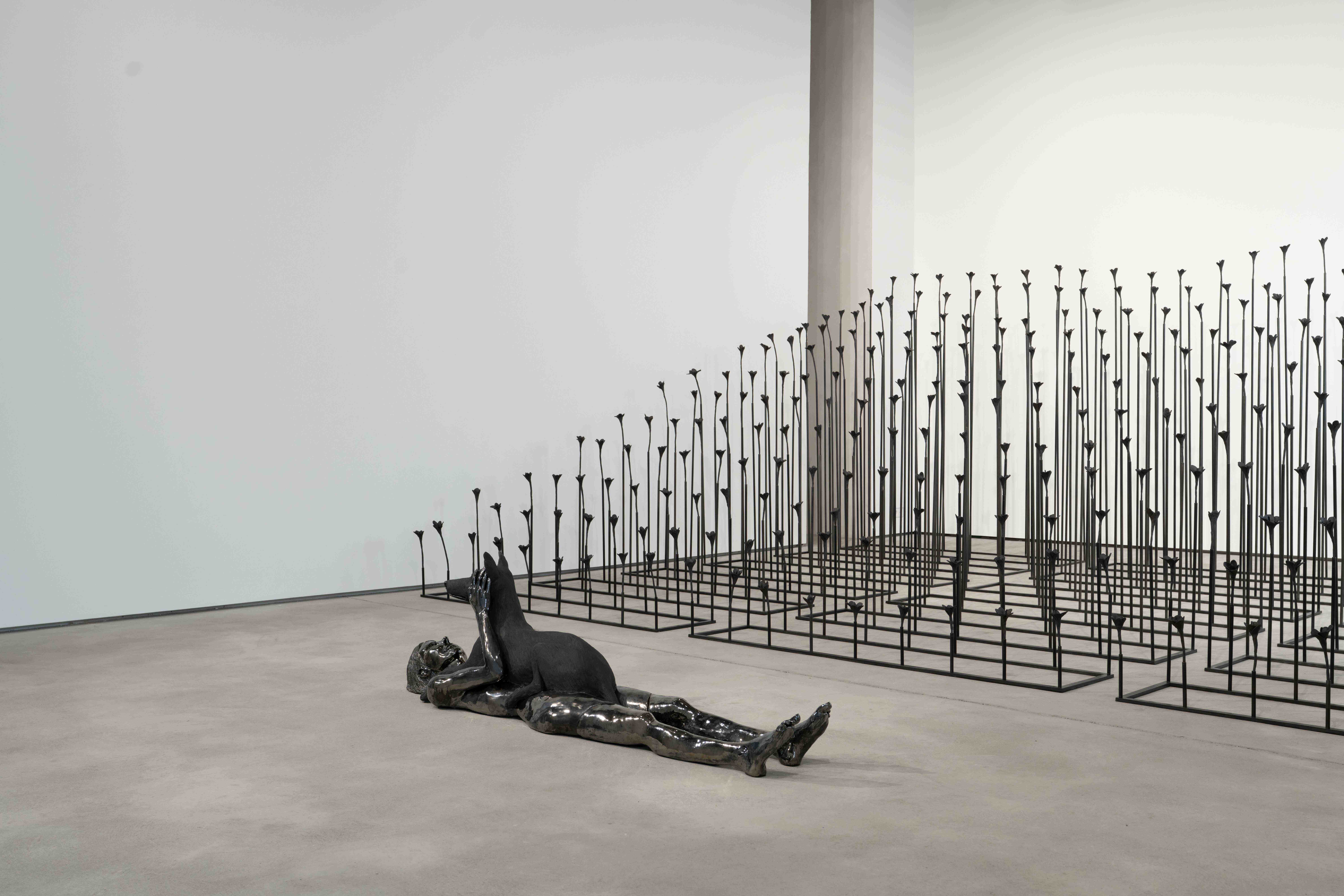 Elizabeth Jaeger, Resent the Sky, 2025. Blackened steel, ceramic. Installation view. Courtesy of the artist and Klemm’s, Berlin. Photo Joanna Wilk