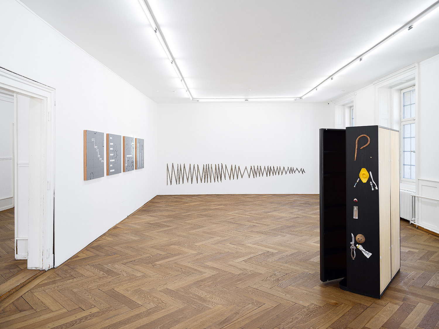 «ist der text der text der ausbleibt», 2025. Ausstellungsansicht Kunsthaus Langenthal. Foto: Cedric Mussano, Kunsthaus Langenthal. Courtesy: die Künstler:innen.