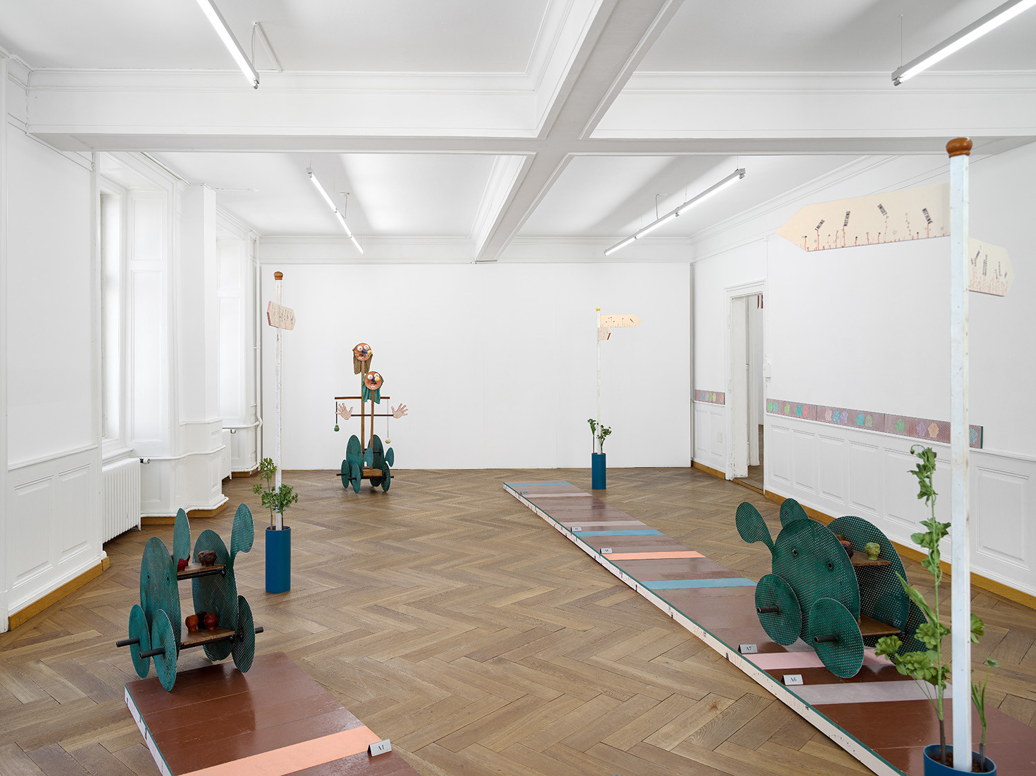 Alan Schmalz, Die Fahrschule (schnell, schnell … schneller!), 2025. Ausstellungsansicht Kunsthaus Langenthal. Foto: Cedric Mussano, Kunsthaus Langenthal. Courtesy: der Künstler.