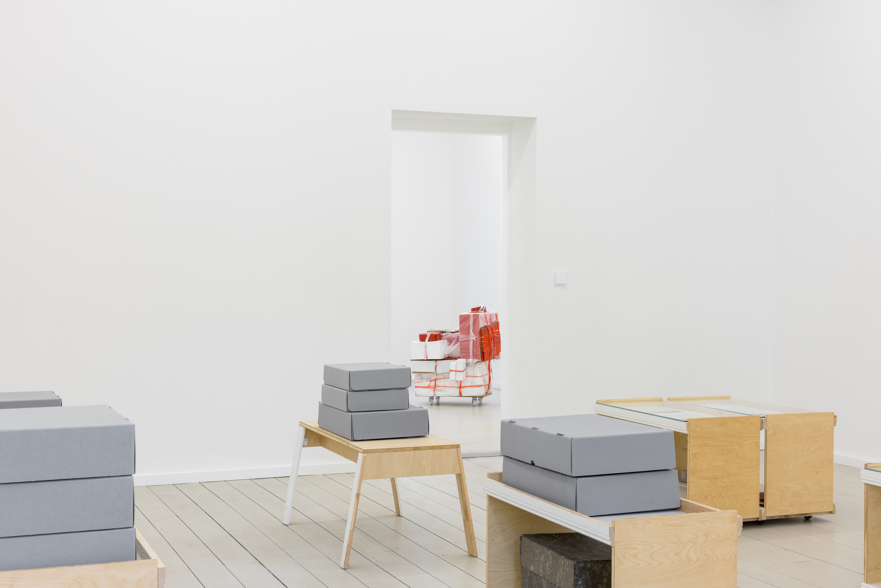 DISLOCATIONS—on the spot, 2025, Installationsansicht, Kunst Raum Mitte. Foto: Jannis Uffrecht