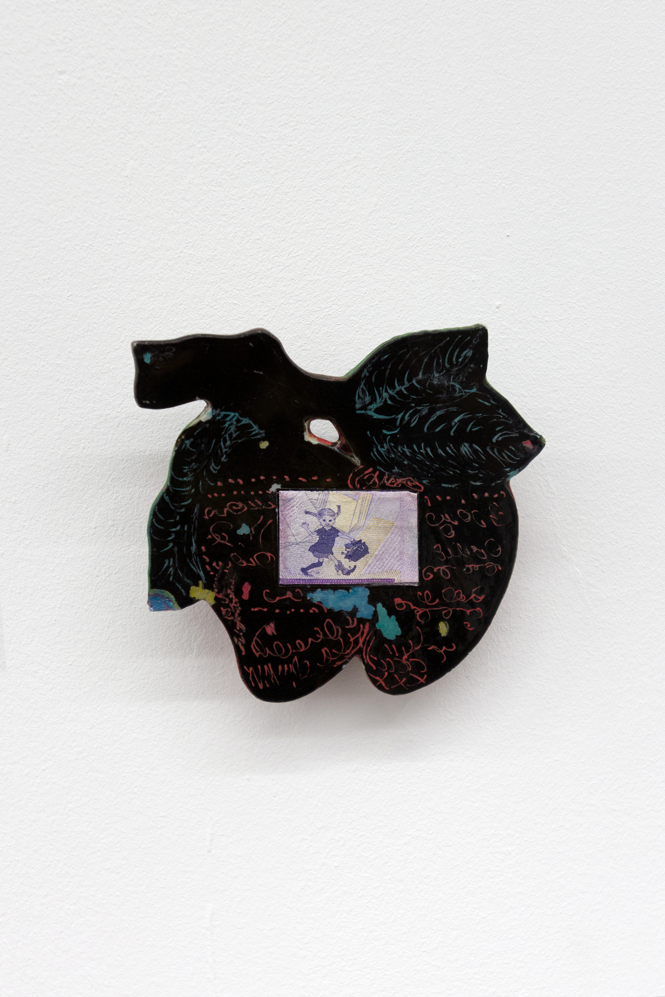 Anaïs Fontanges, Fifilolotte Victuaille Cataplasme Tampon Fille d'Efraïm Brindacier, 2024-2025, 20 Swedish krona banknote and pen on old magnet, 8 × 9 × 2,3 cm. Courtesy of the artist and Pony, Montreuil.
