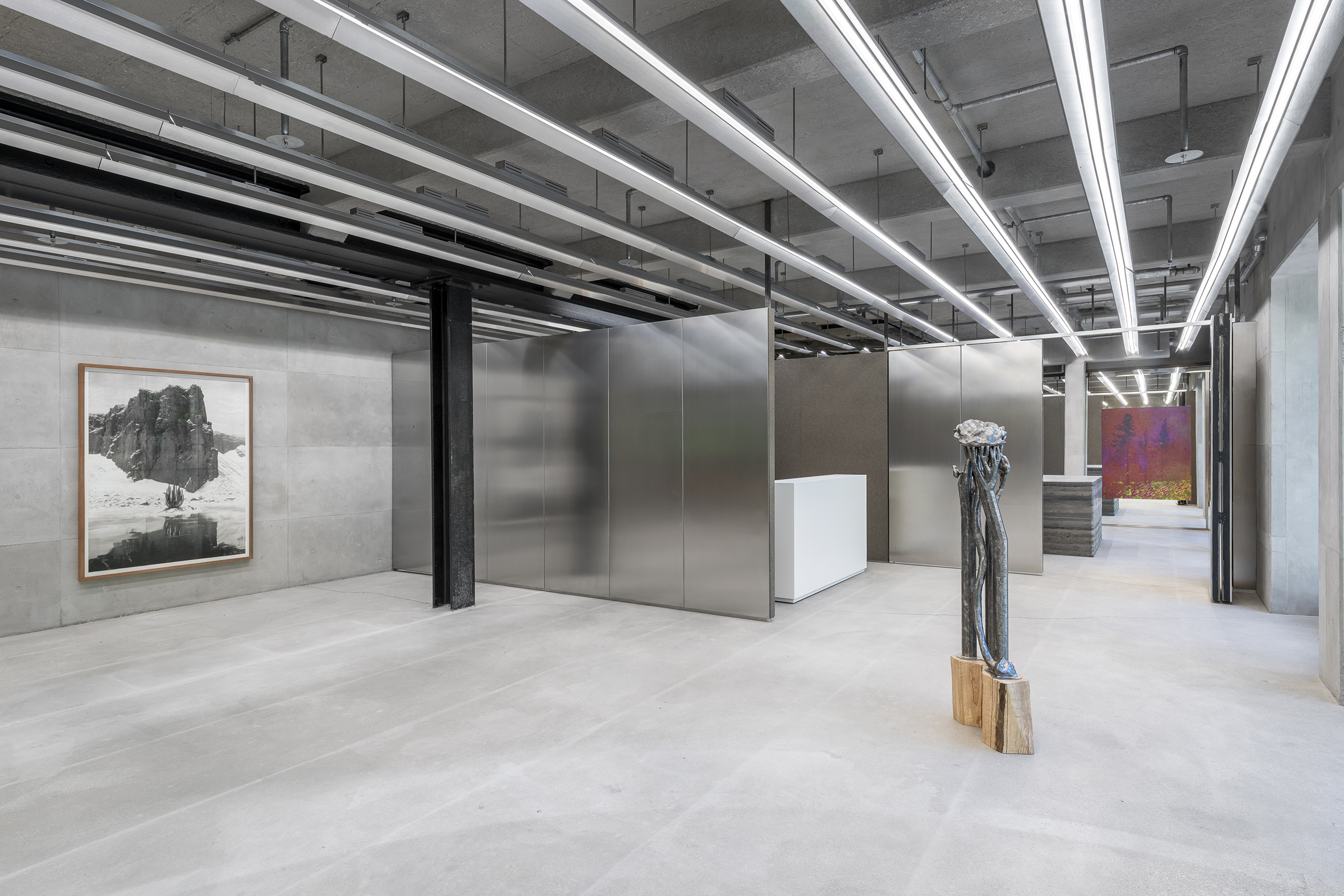 Installation view, deception island, 2025 | Courtesy of max goelitz, copyright the artists | Photo: Dirk Tacke