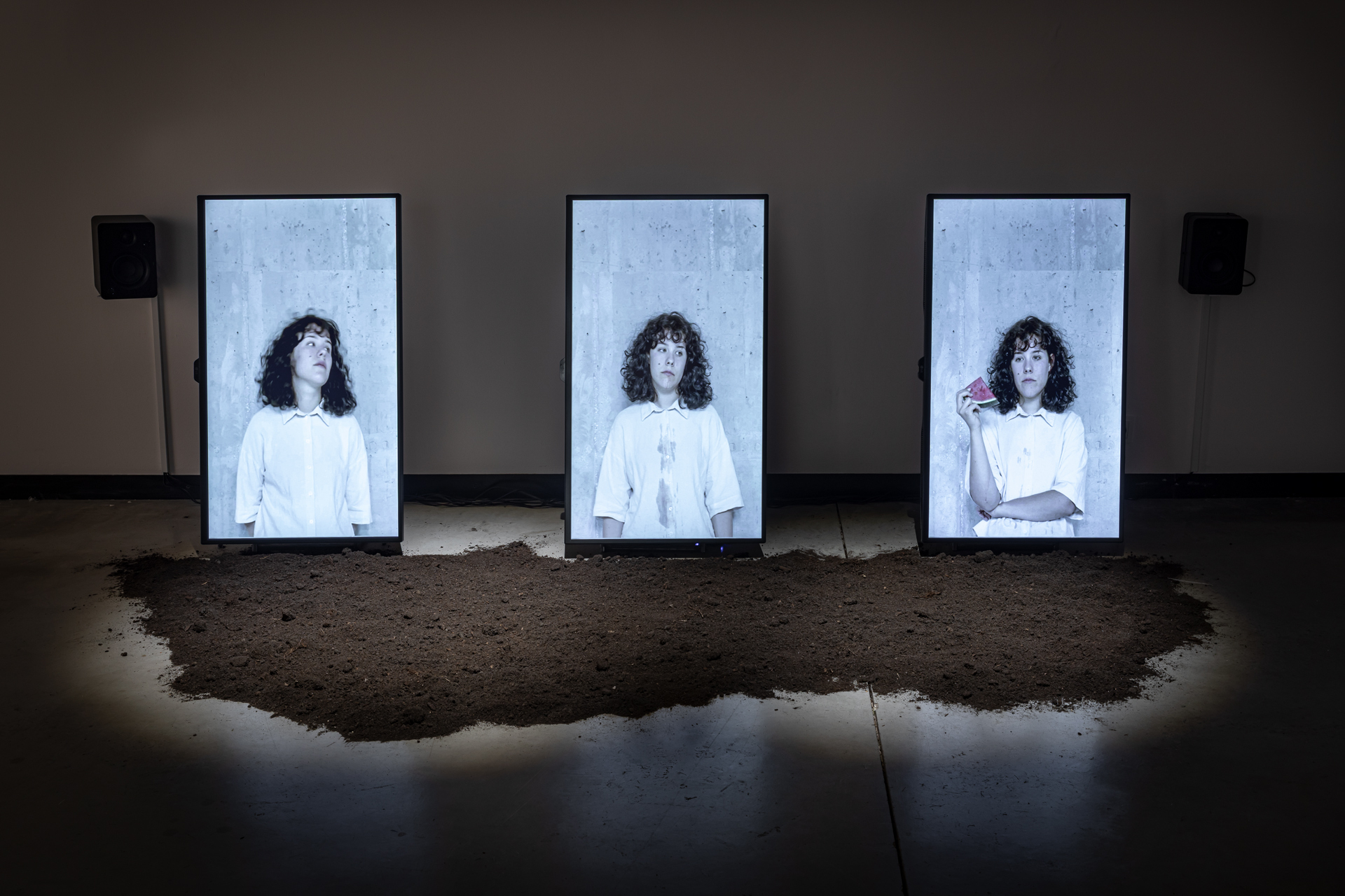 Dominika Łabądź, "Hot!", 2025, three-channel full HD video installation, 4'26'', featuring Anastazja Kowalska, audio mastering Arnold de Boer