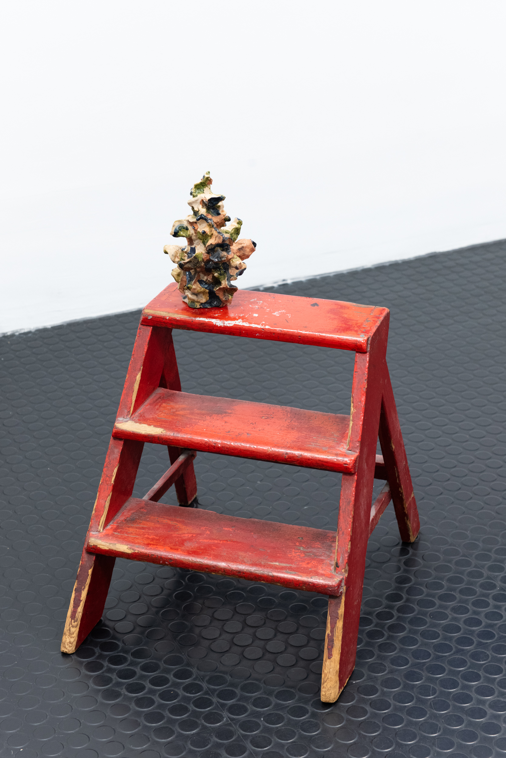 Galli, o.T., ?, 20 × 12 cm (on step stool), ceramic, glaze, GROTTO. Photo: Studio Replica