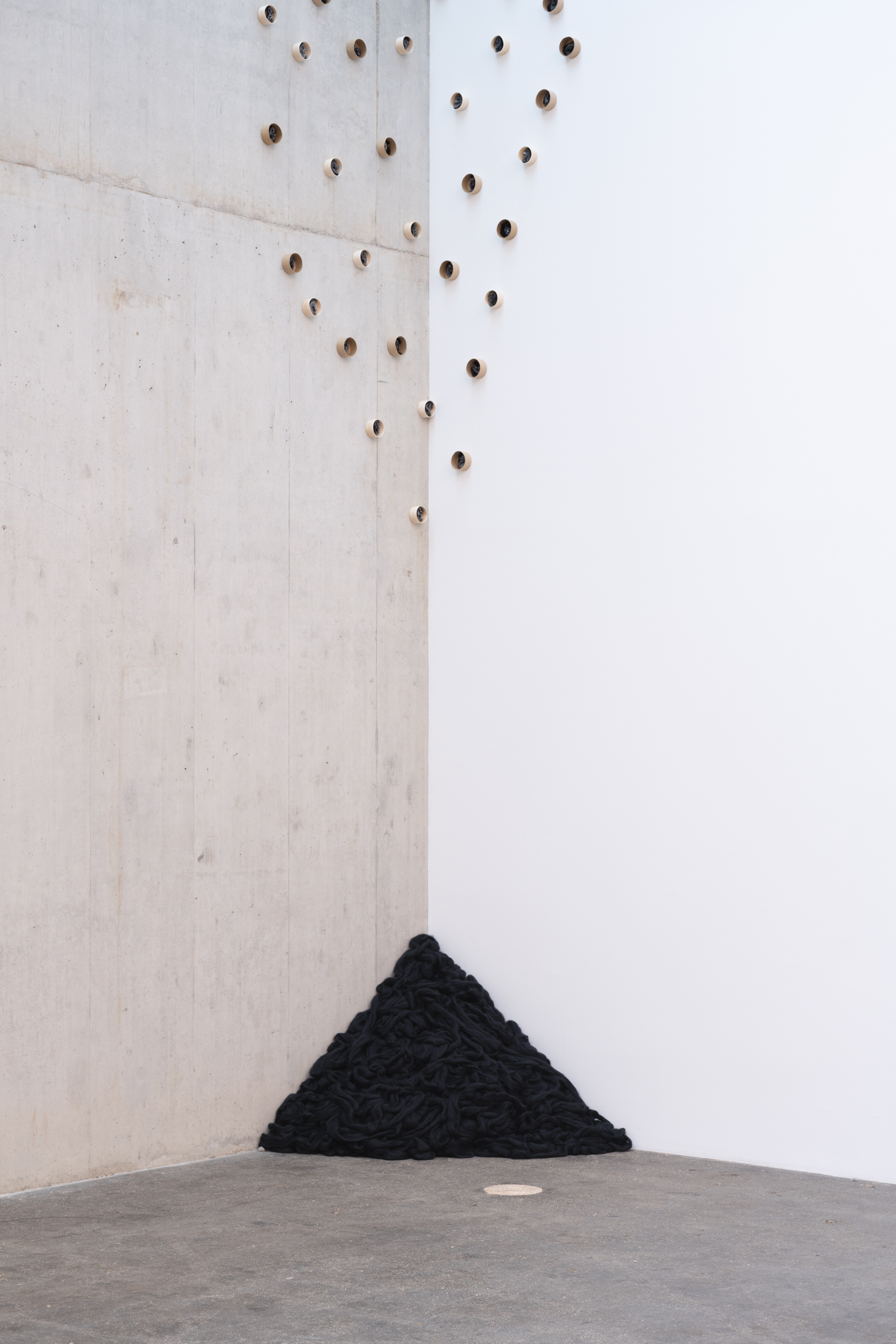 Eva Lootz, Orejas de pelo, 1976 / 2024. Esquina de lana, 2024. Courtesy the artist.  Installation view Kunsthaus Baselland 2025. Foto / Photo: Finn Curry