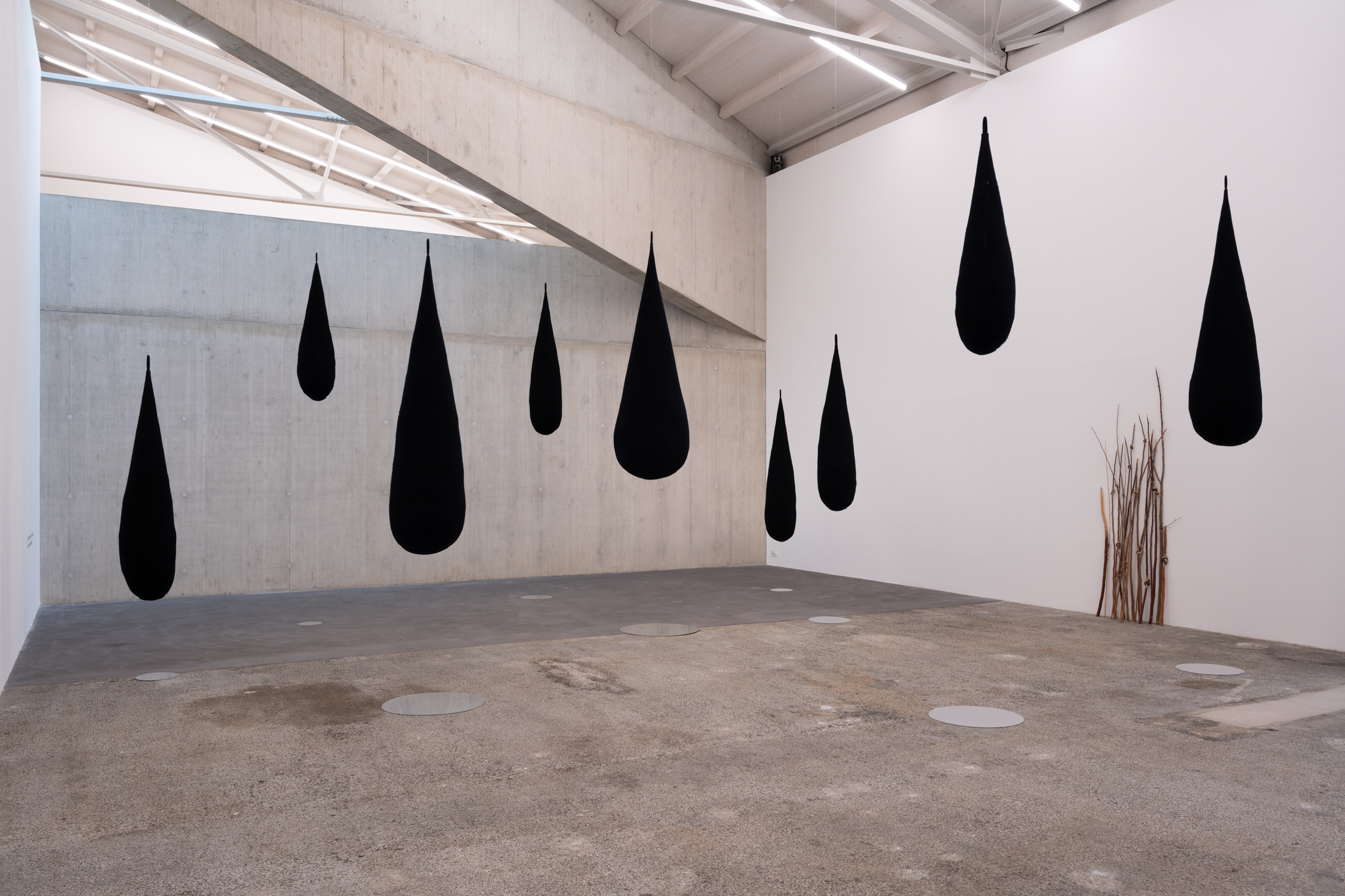 Eva Lootz. Lágrimas negras, 1997. Sin título (Ramas con nudos de bronce), 1994. Courtesy the artist. Installation view Kunsthaus Baselland 2025. Foto / Photo: Finn Curry