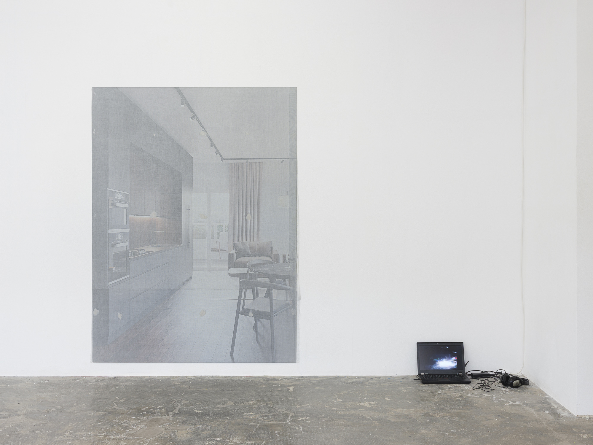 Gilles Jacot, it’s always summer and the sky is blue, 2025, alu dibond advertising board, fabric, mastic, 200 × 150 × 0.5cm. Gilles Jacot, romantic ideas, 2003/25, 2025, laptop, video, 4’57’’. © Sebastien Verdon