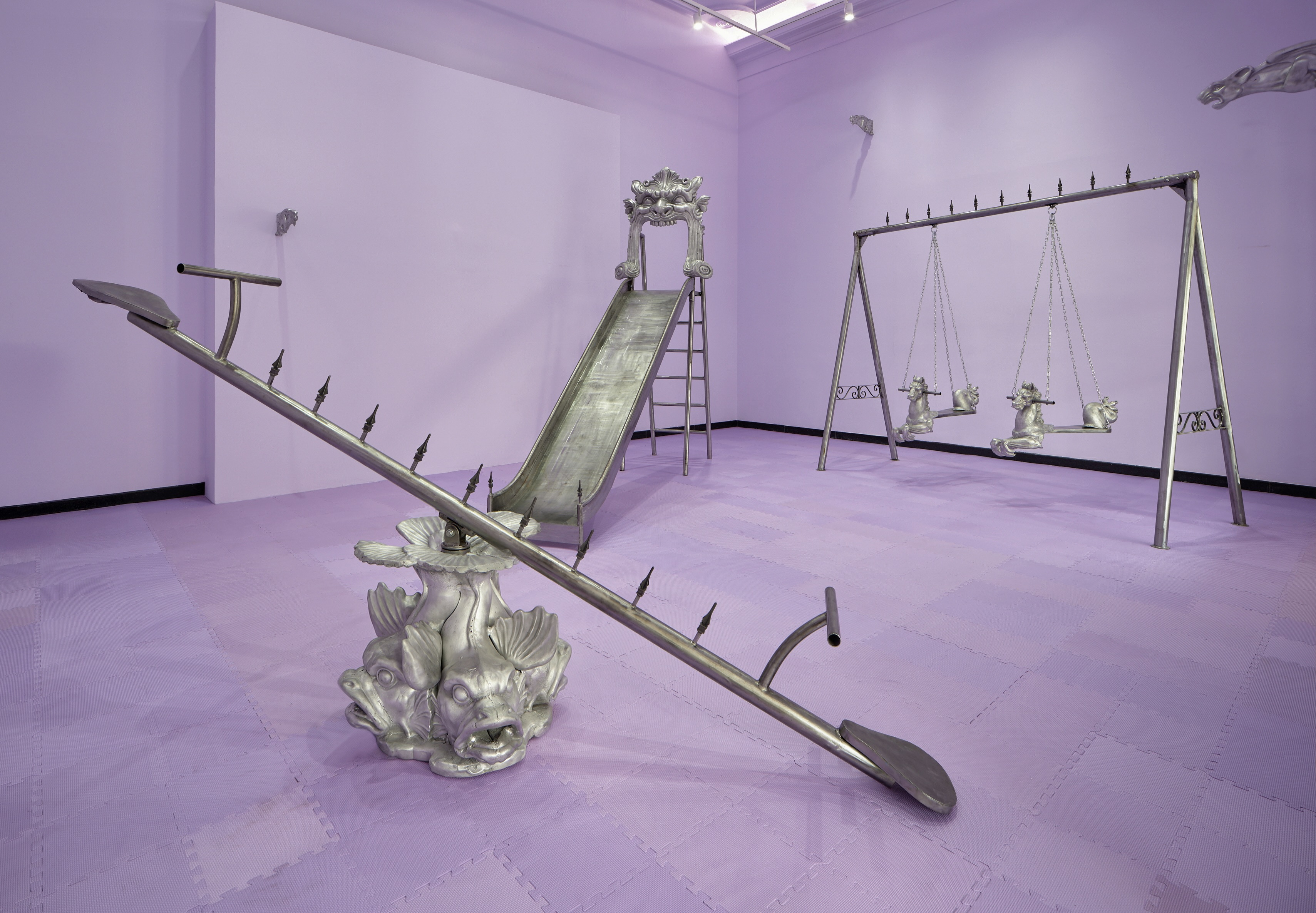 A veces duermo con los ojos abiertos, 2025 / Powder-coated steel, cast aluminum / Installation view