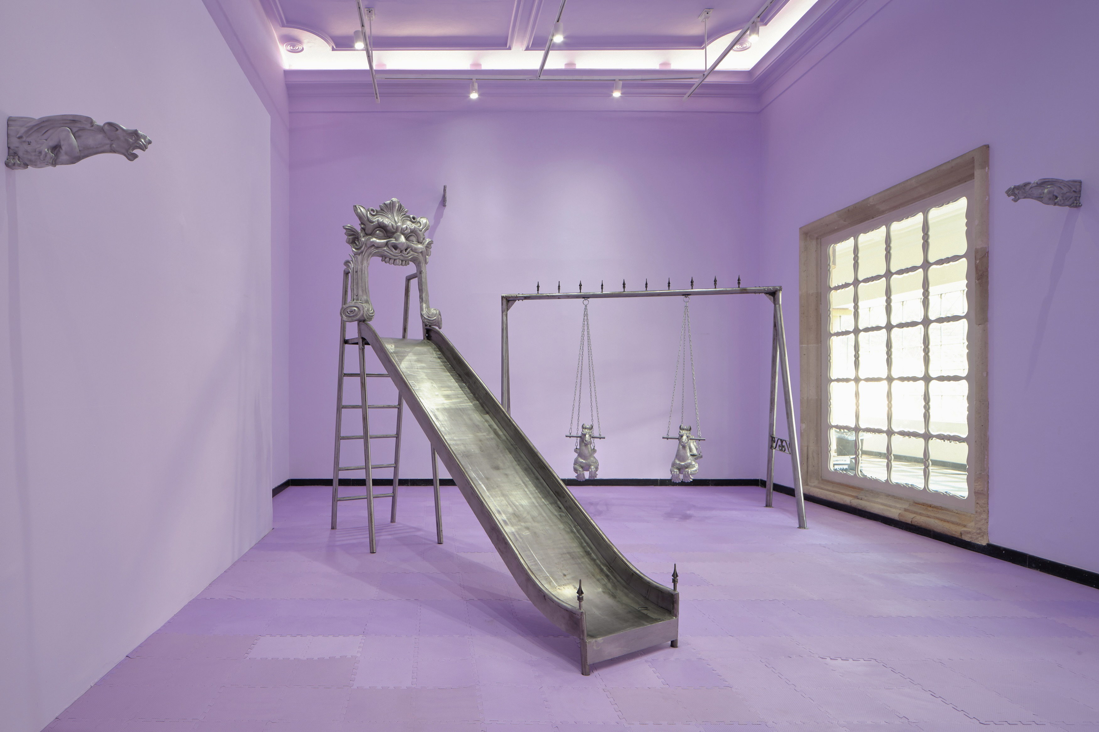 A veces duermo con los ojos abiertos, 2025 / Powder-coated steel, cast aluminum / Installation view