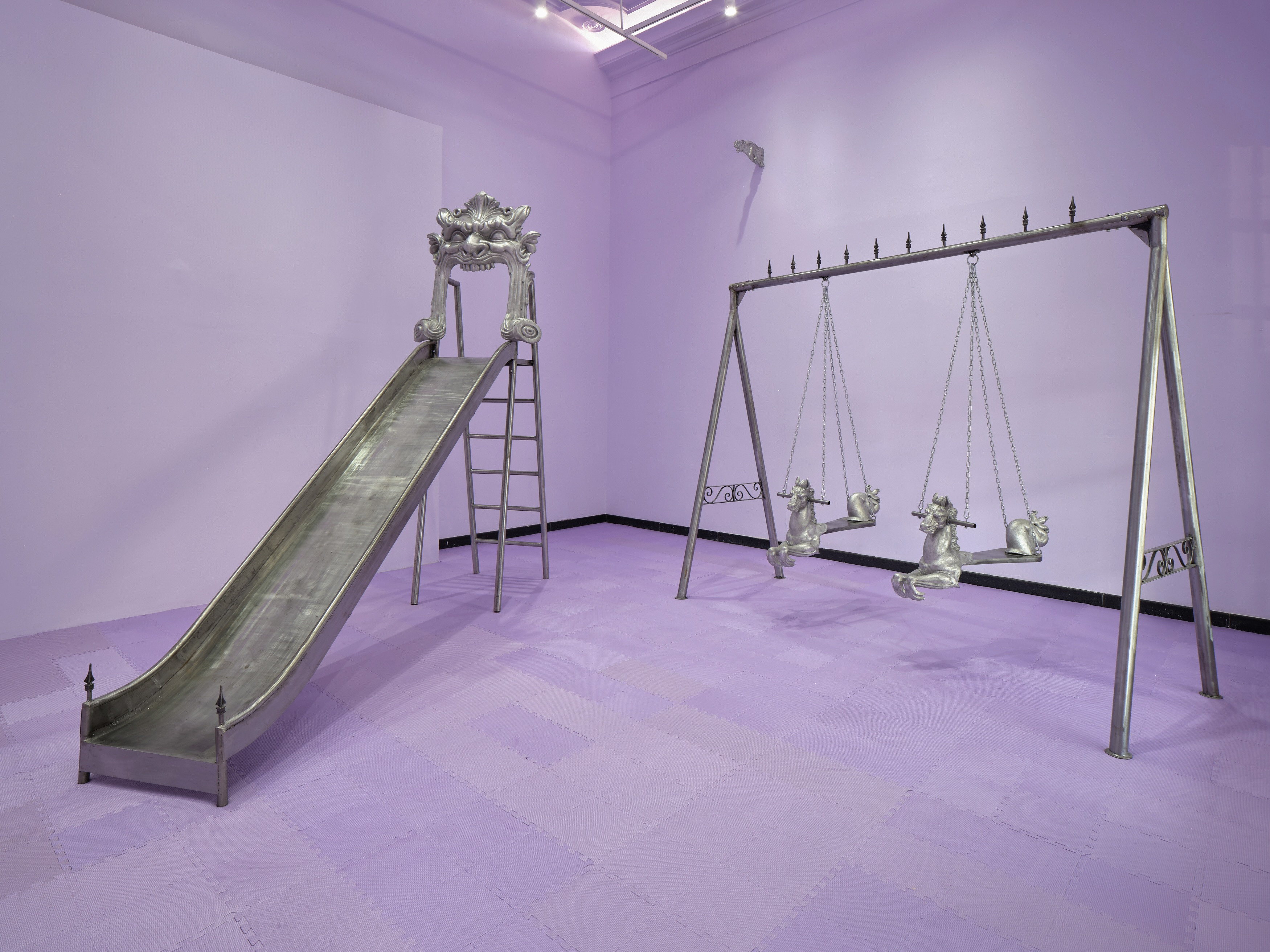 A veces duermo con los ojos abiertos, 2025 / Powder-coated steel, cast aluminum / Installation view