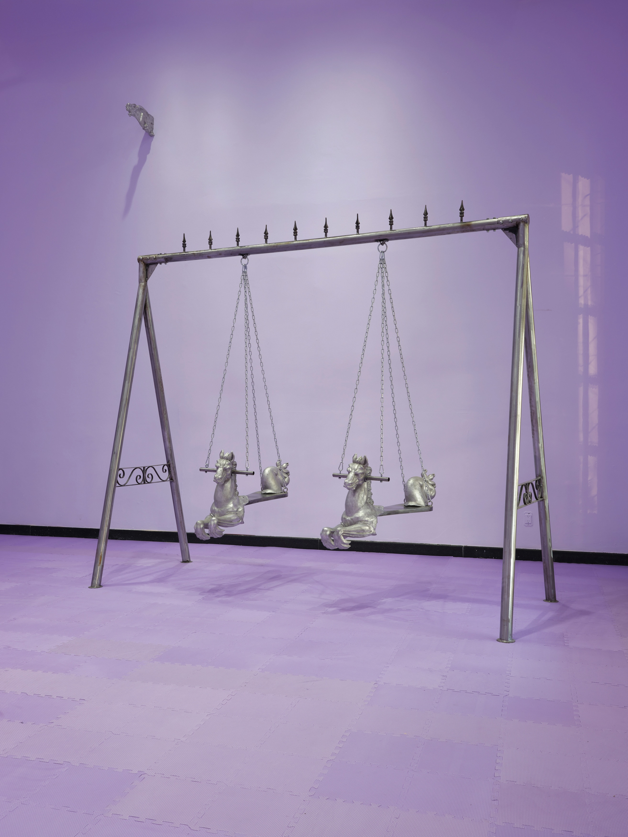 A veces duermo con los ojos abiertos (horses), 2025 / Powder-coated steel, cast aluminum 