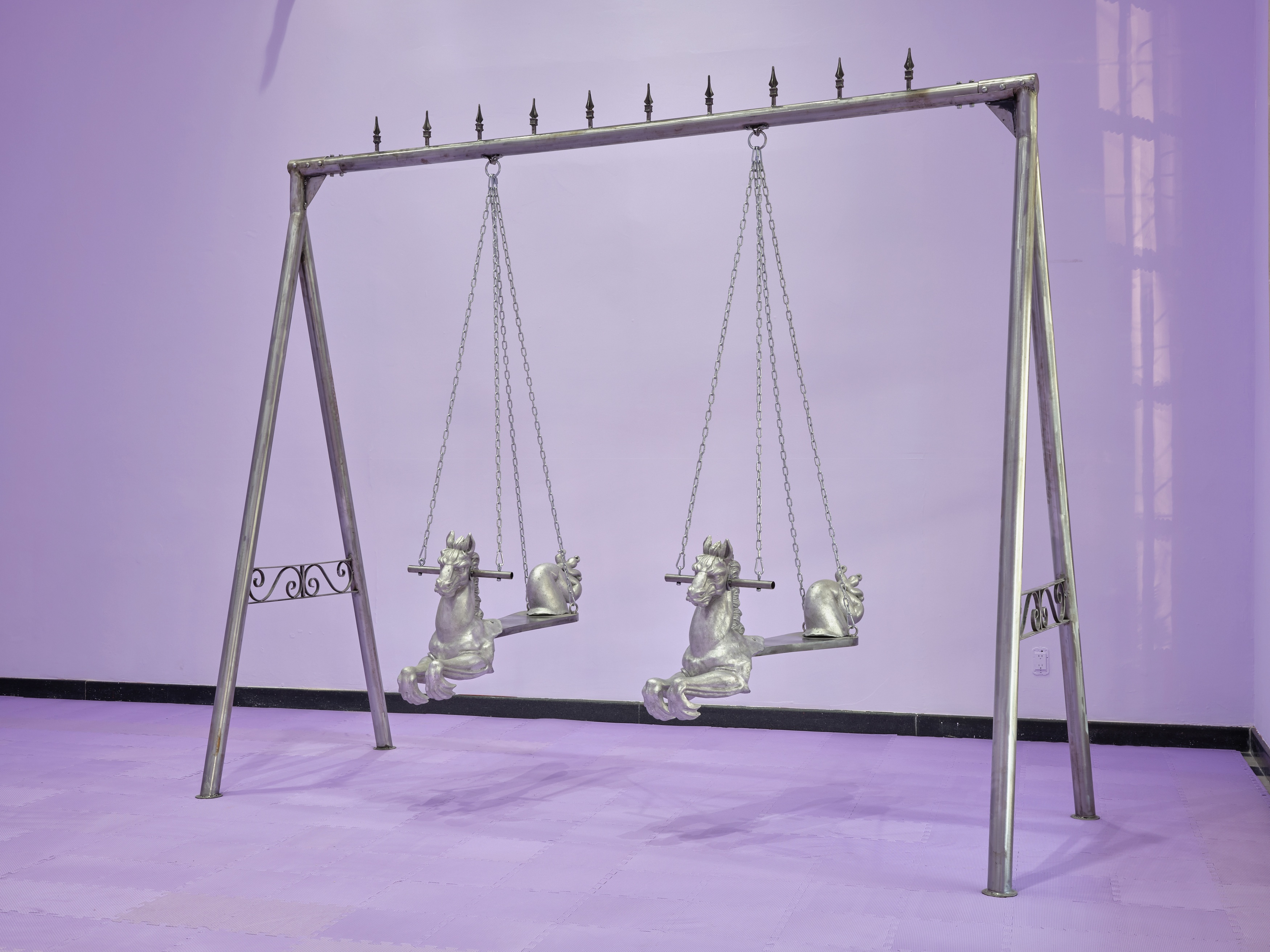 A veces duermo con los ojos abiertos (horses), 2025 / Powder-coated steel, cast aluminum 