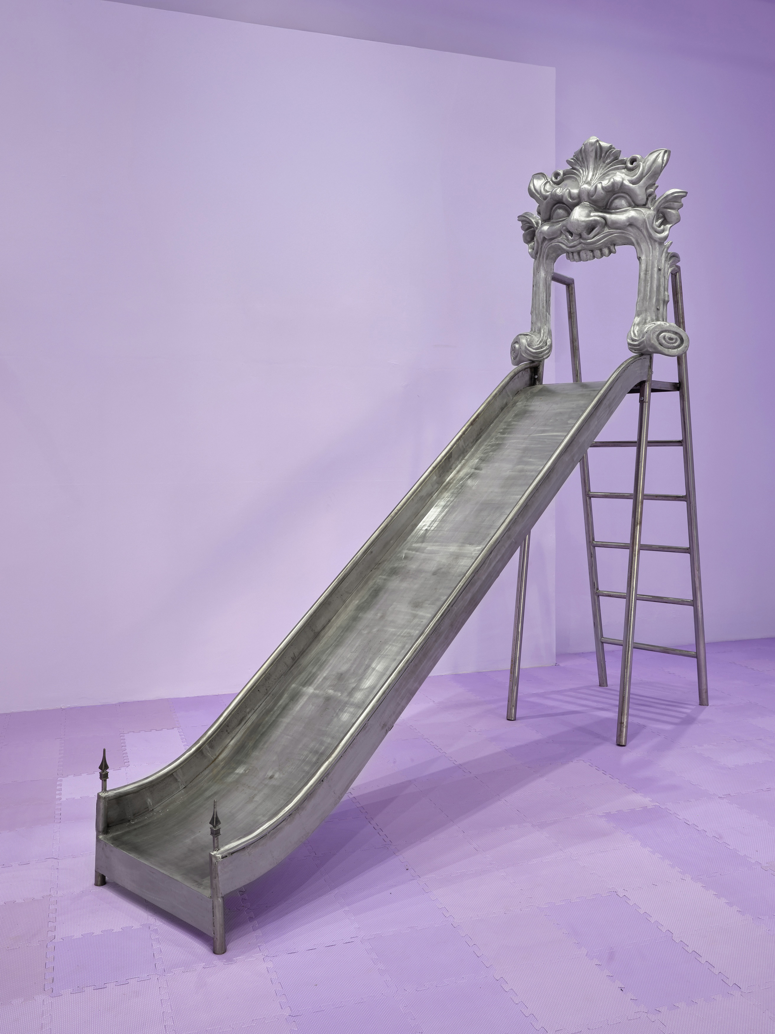 A veces duermo con los ojos abiertos (grotesque), 2025 / Powder-coated steel, cast aluminum 