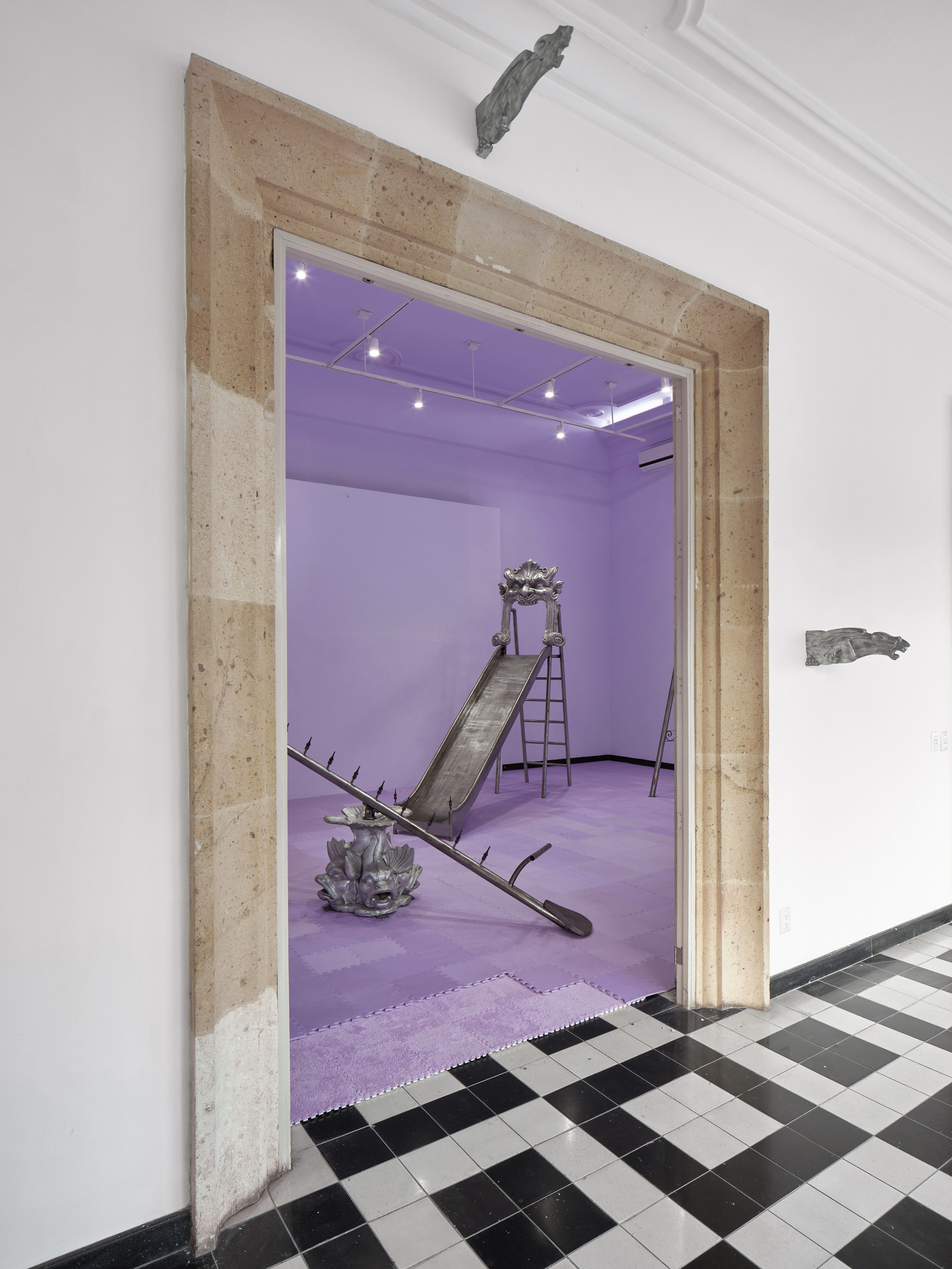 A veces duermo con los ojos abiertos, 2025 / Powder-coated steel, cast aluminum / Installation view