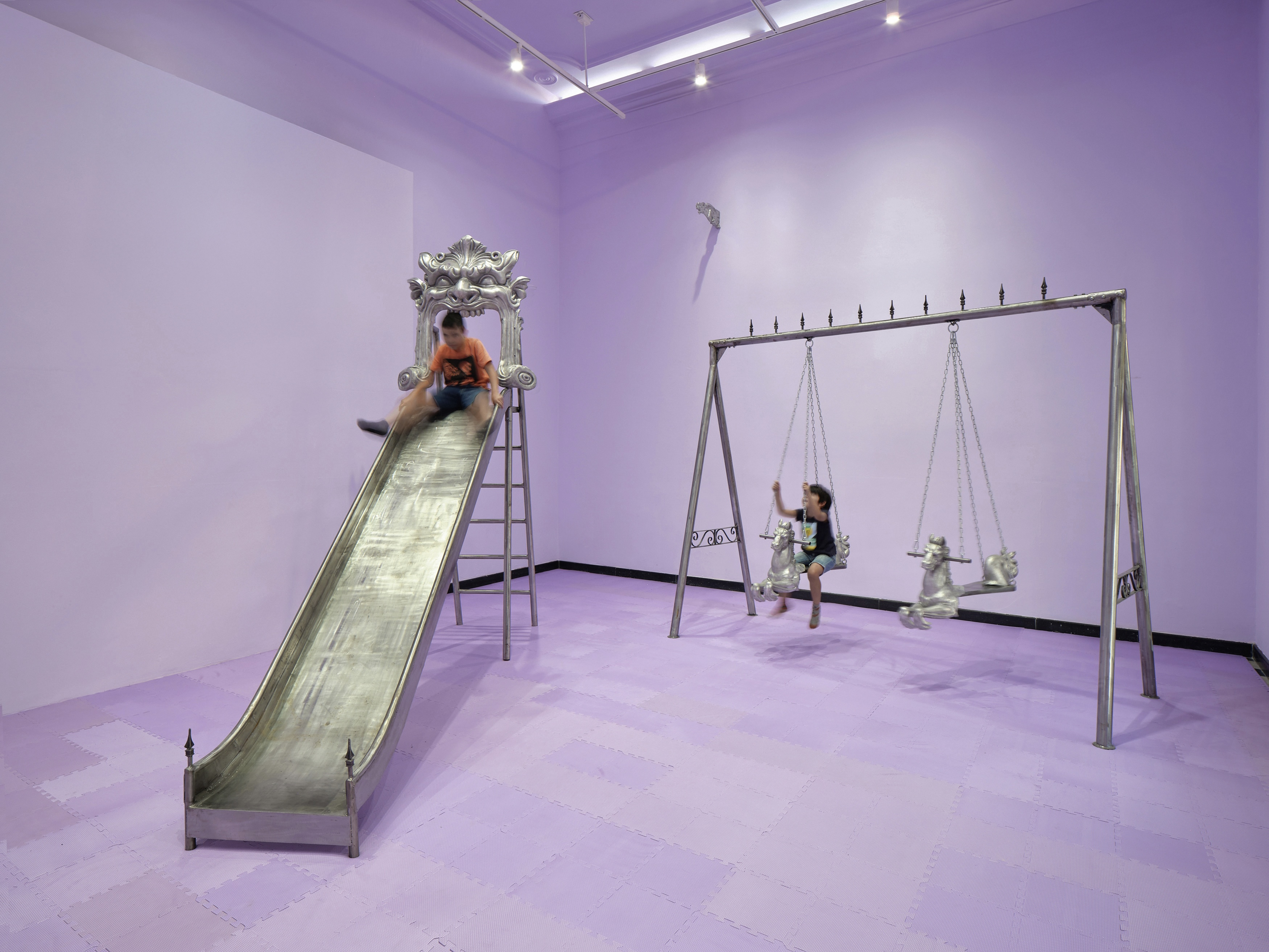 A veces duermo con los ojos abiertos, 2025 / Powder-coated steel, cast aluminum 