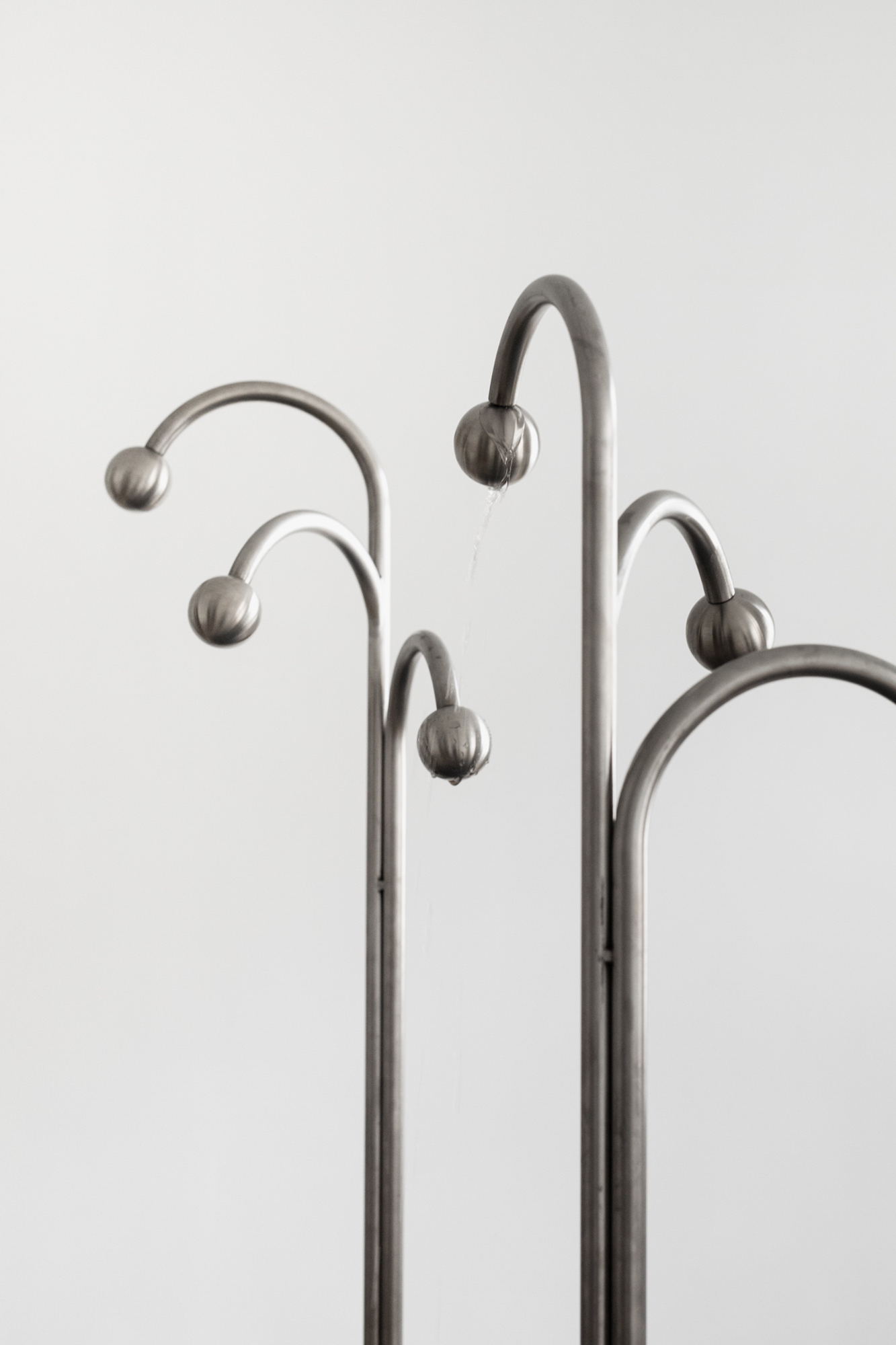 Anna Sztwiertnia, “Hydrophore”, 2024, installation, steel and water, 190 cm x 160 cm x 50 cm, detail, photo: bliss gallery