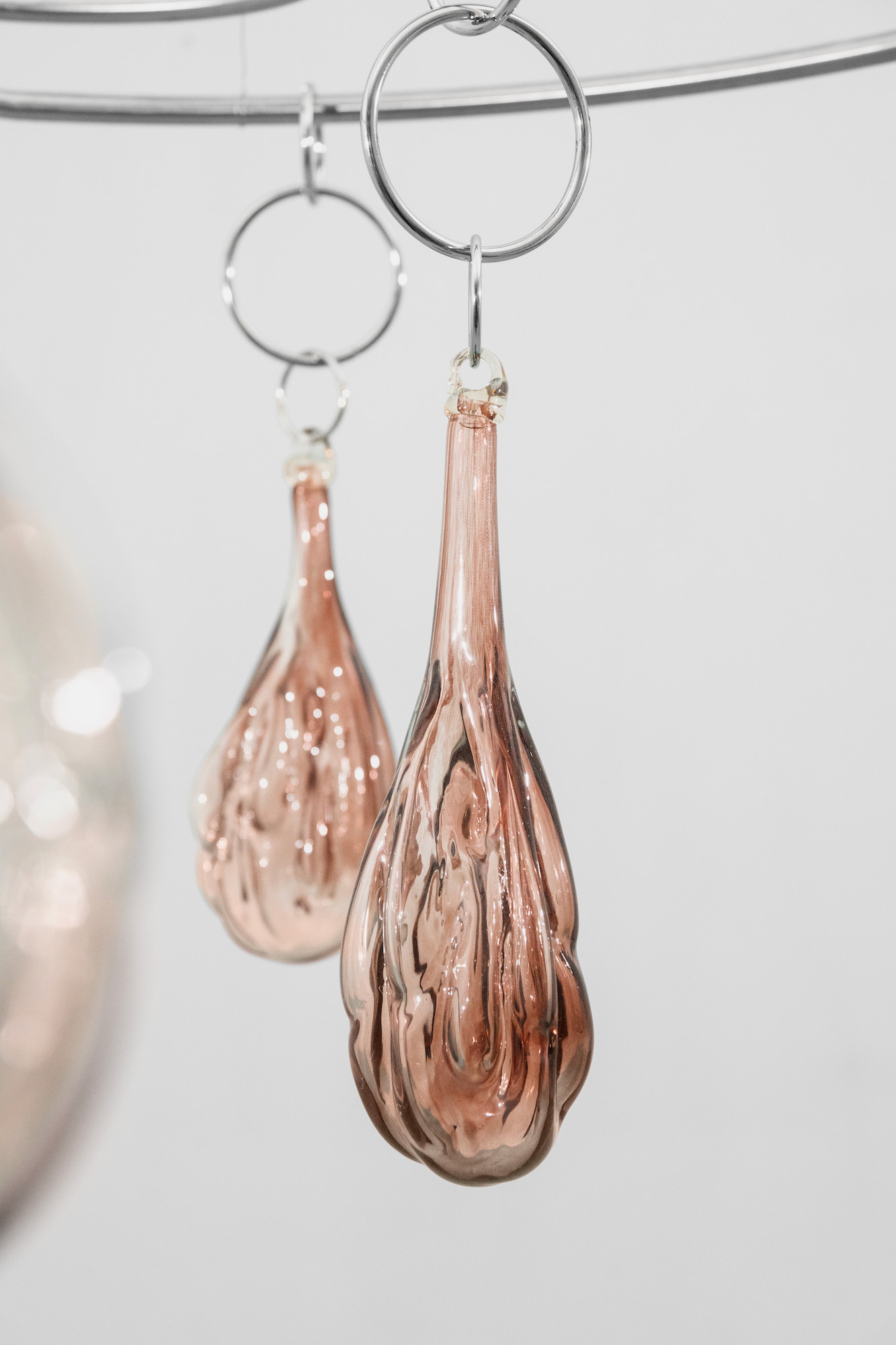 Anna Sztwiertnia, “( ) -> ( ) -> ( )”, 2025, object, steel, glass, 90 x 90 x 50 cm, detail, photo: bliss gallery