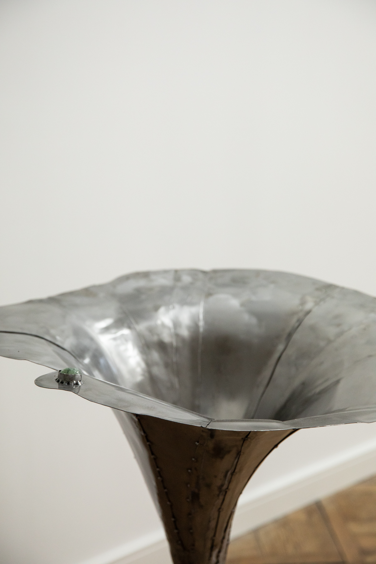 Anna Sztwiertnia, “Labyrinthitis”, 2025, three objects, steel, prehnite, 80 x 50, 90 x 60, 100 x 70 cm, detail, photo: bliss gallery