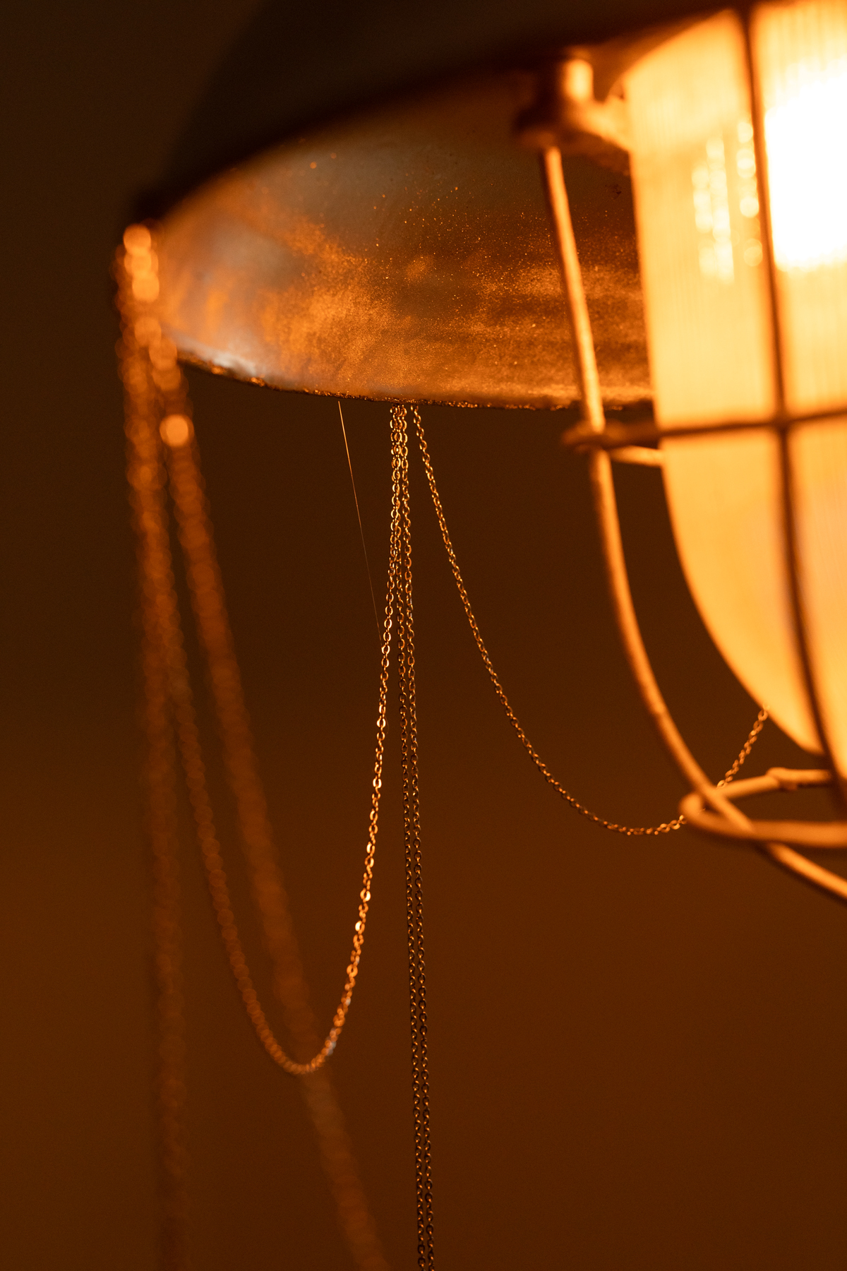 Anna Sztwiertnia, “HPS 1800K, 2025”, six sodium vapor lamps, chains, detail, photo: bliss gallery