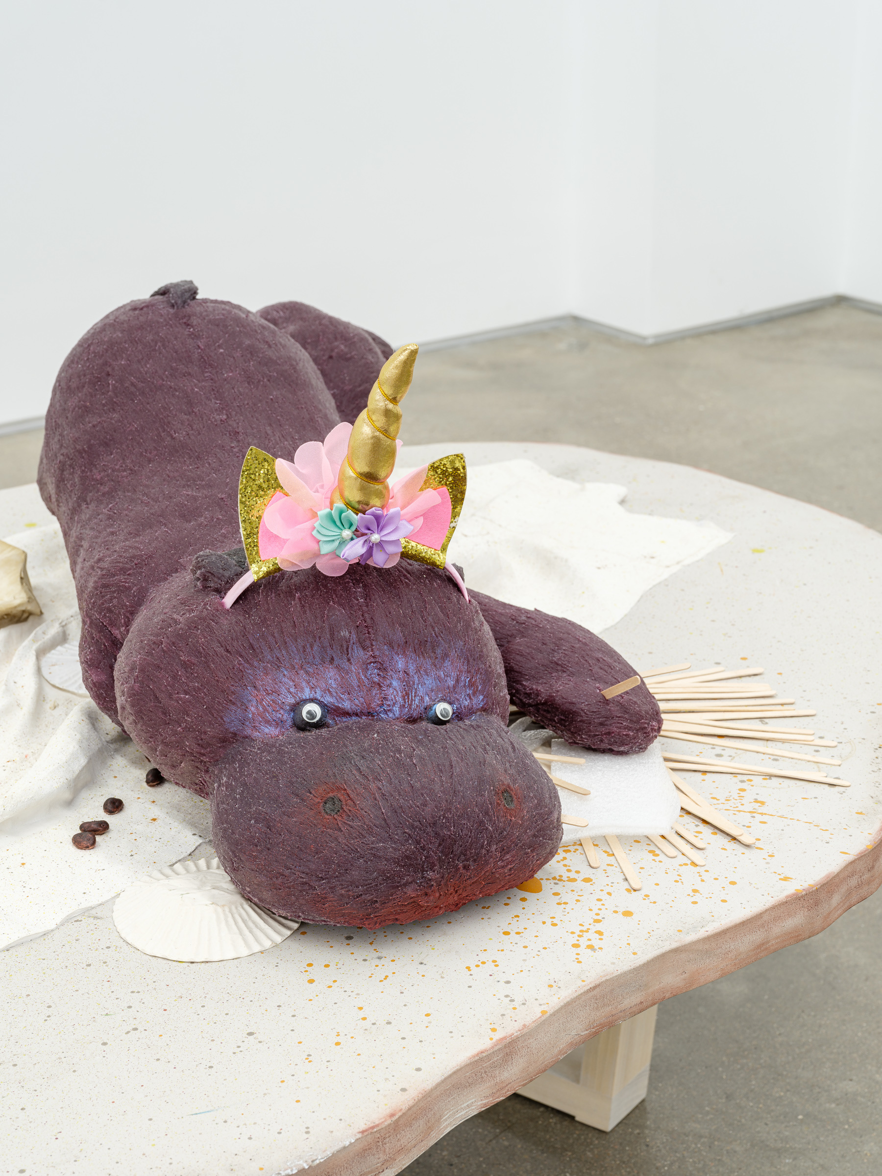 Detail Liz Magor, Afternoon, Polymerized gypsum, silicone rubber, wood, 130 x 61 x 95 cm, 51 1/8 x 24 x 37 3/8 inches - Courtesy the artist and Marcelle Alix, Paris © Grégory Copitet 