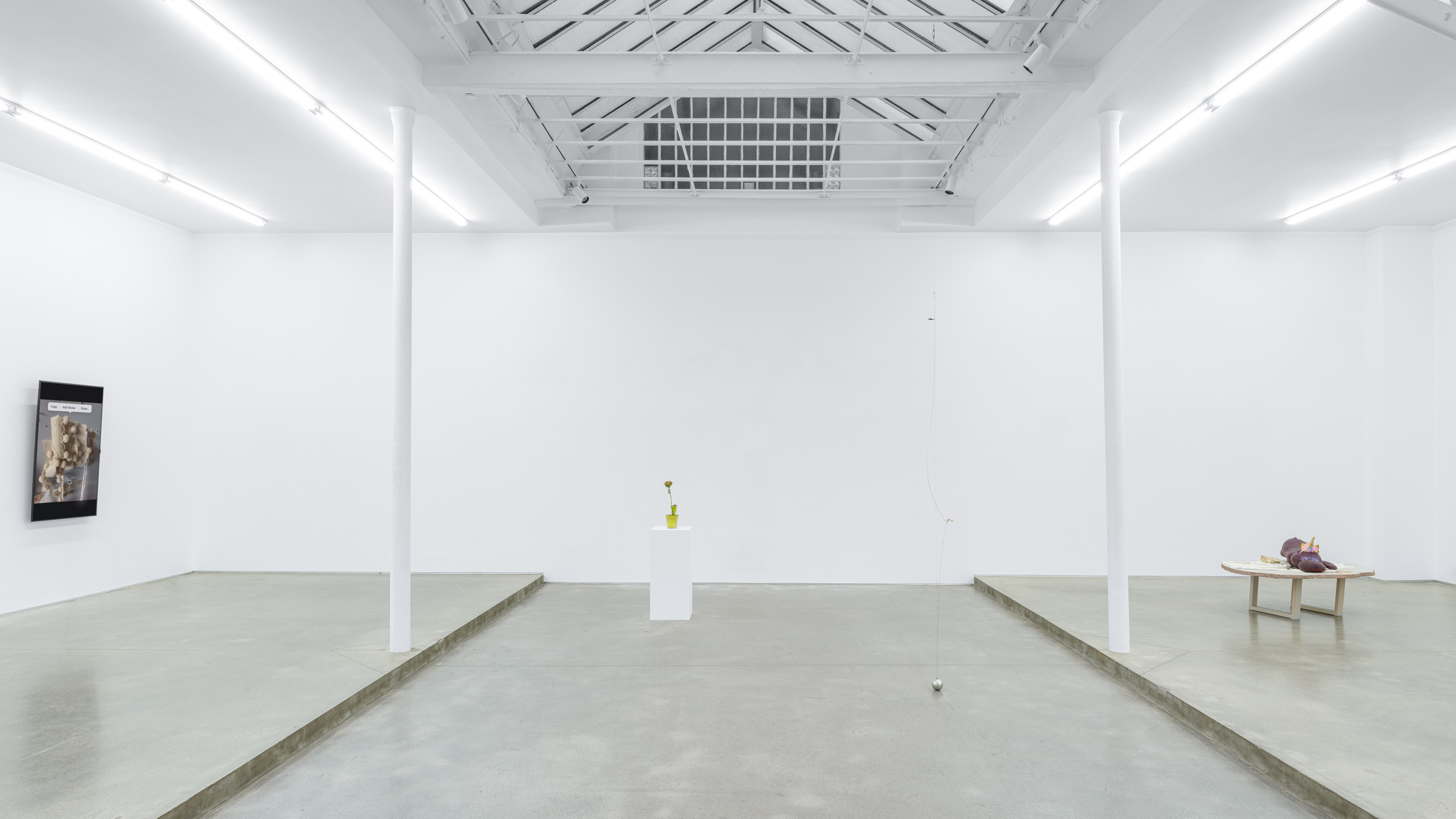 Group show « Props » curated by Marion Coindeau, With Uri Aran, Diane Dal-Pra, Tetsumi Kudō, Shuang Li, Liz Magor and Kirill Savchenkov, Derouillon, Paris, 2025 - Courtesy of the artists and Derouillon, Paris © Grégory Copitet