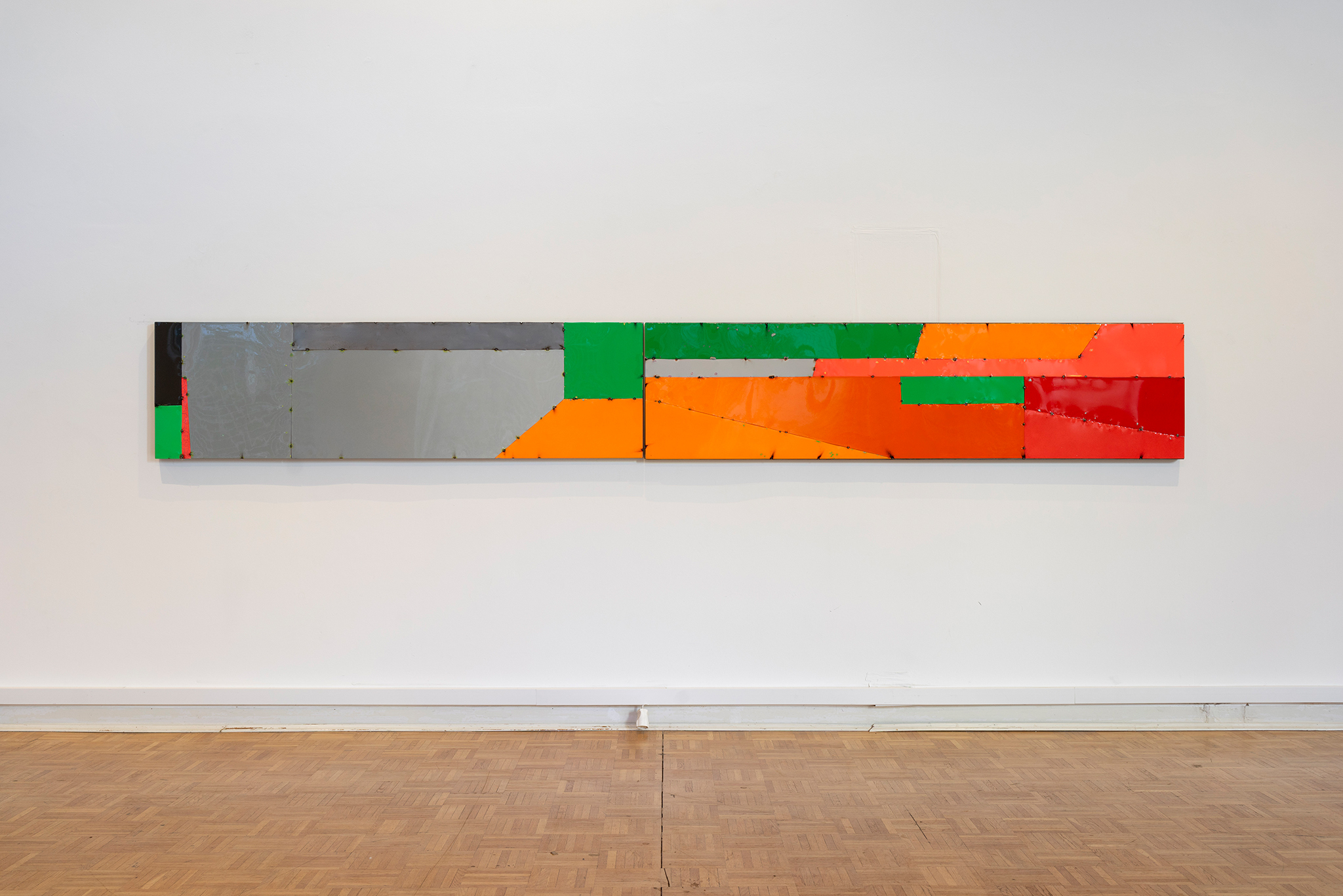 Thilo Jenssen “Blechpainting II (HYPHEN)“, 2025. Laquer and clear coat on metal sheet, welded on metal frame. 50 x 380 cm