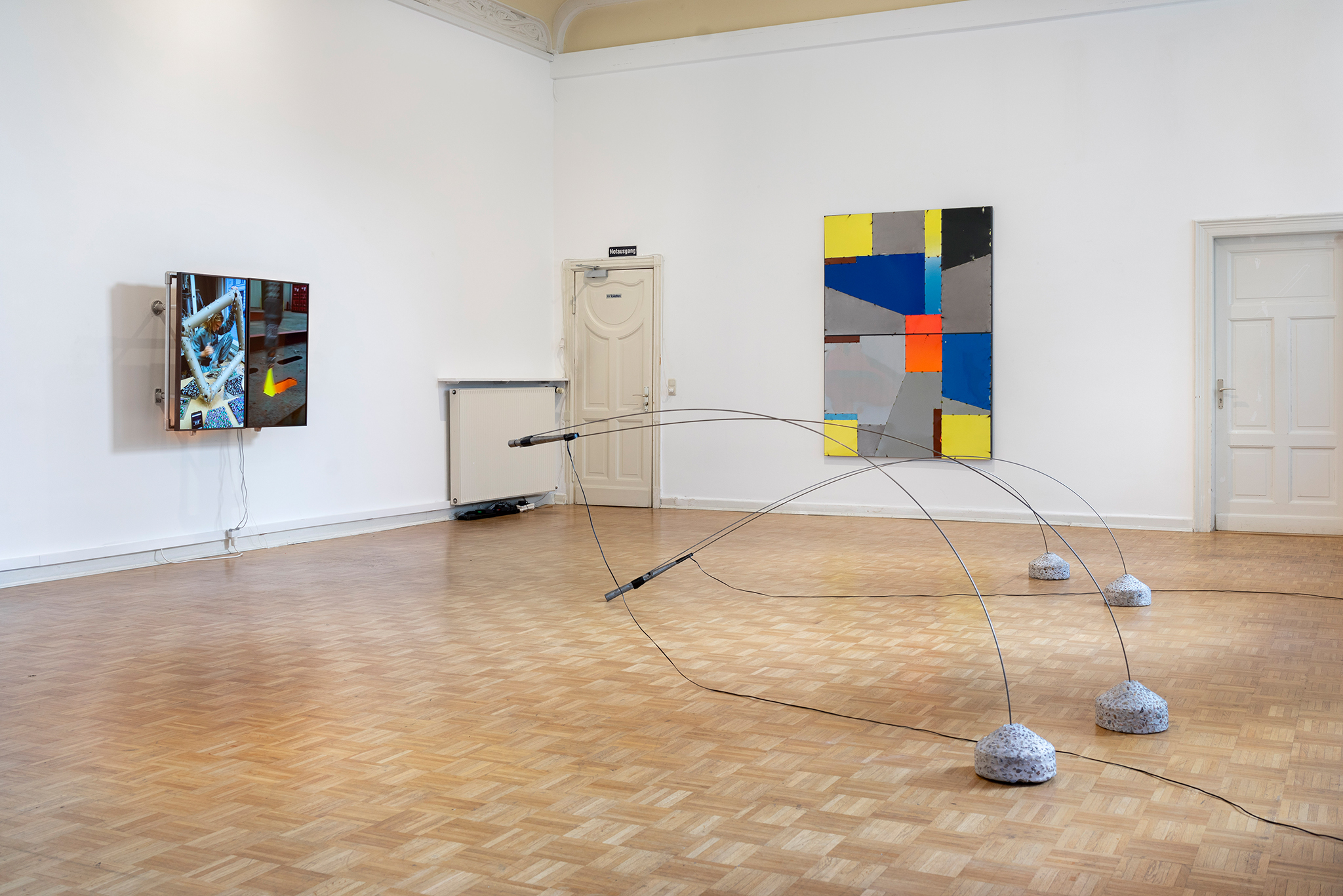 exhibition view „LOLLYGAGGER“ Miriam Steinmacher & Thilo Jenssen at Kunstverein Bellevue Saal Wiesbaden, 2025