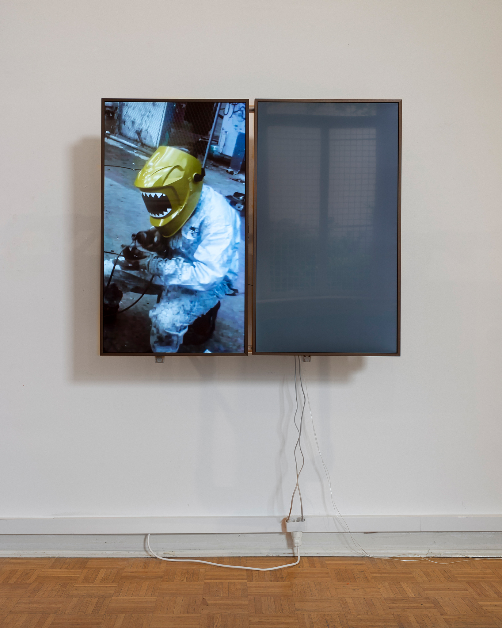 Ole & Thilo Jenssen „Sisyphean Loop“, 2025. 2-channel video installation, aluminum tubes, pipe connector