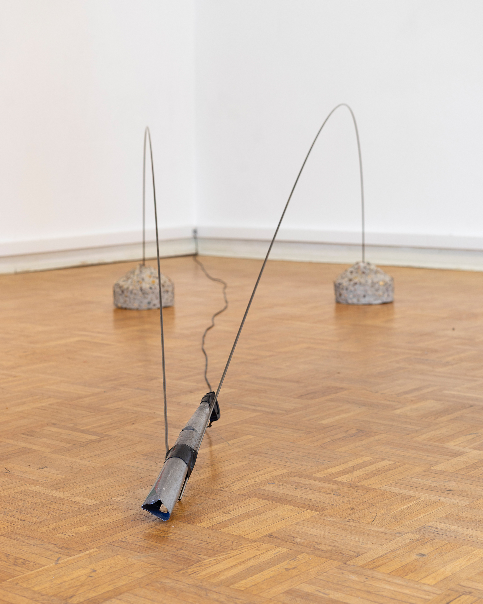 Miriam Steinmacher „Die Mediokraten“, 2025. Organ pipe, radial blower, tape, steel rods, exposed concrete. 140 × 250 × variable height