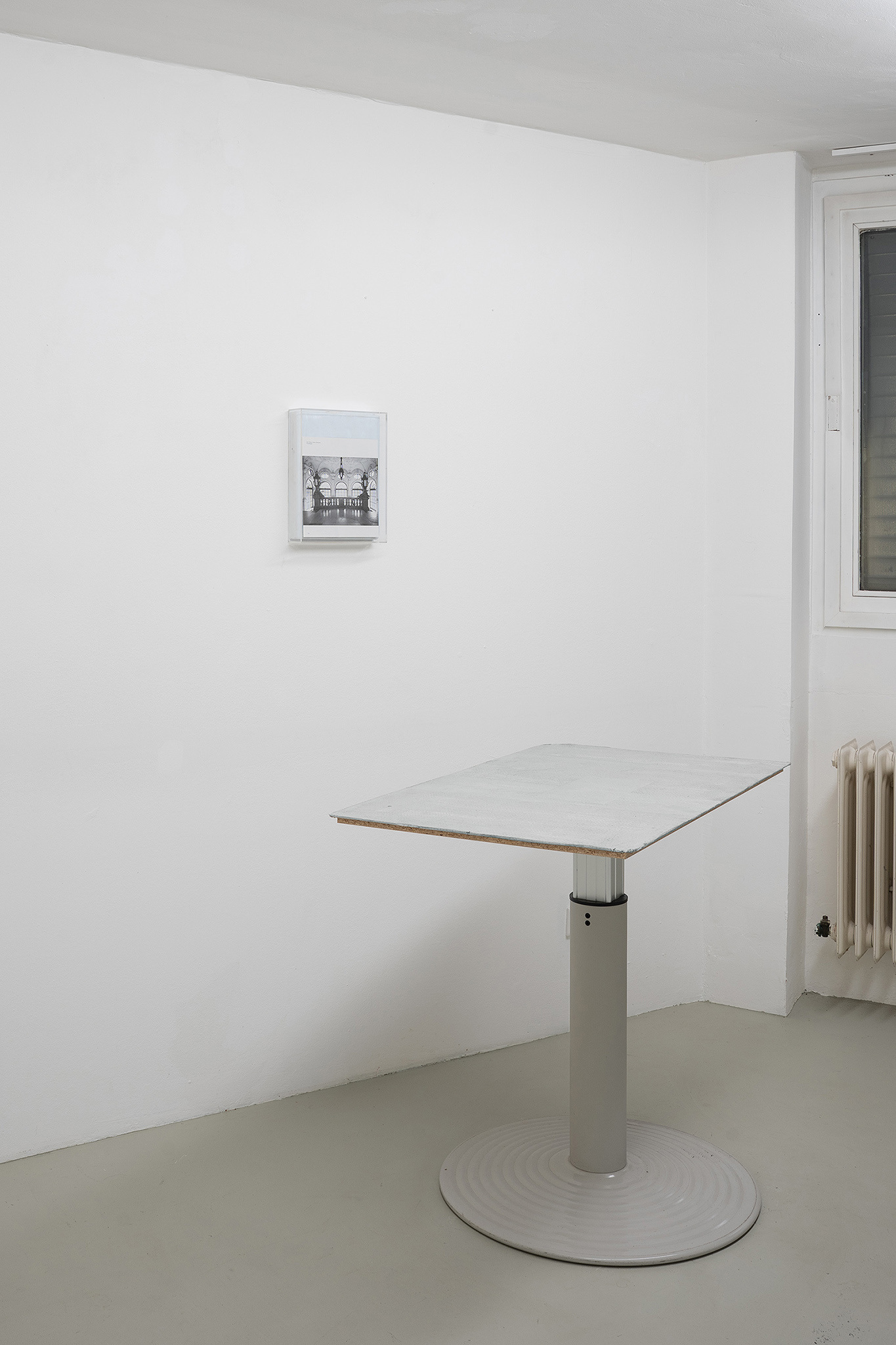 Daniel Stubenvoll - Architekturgeschichte 1, 2025 + Konferenztisch mit Struktur, 2025